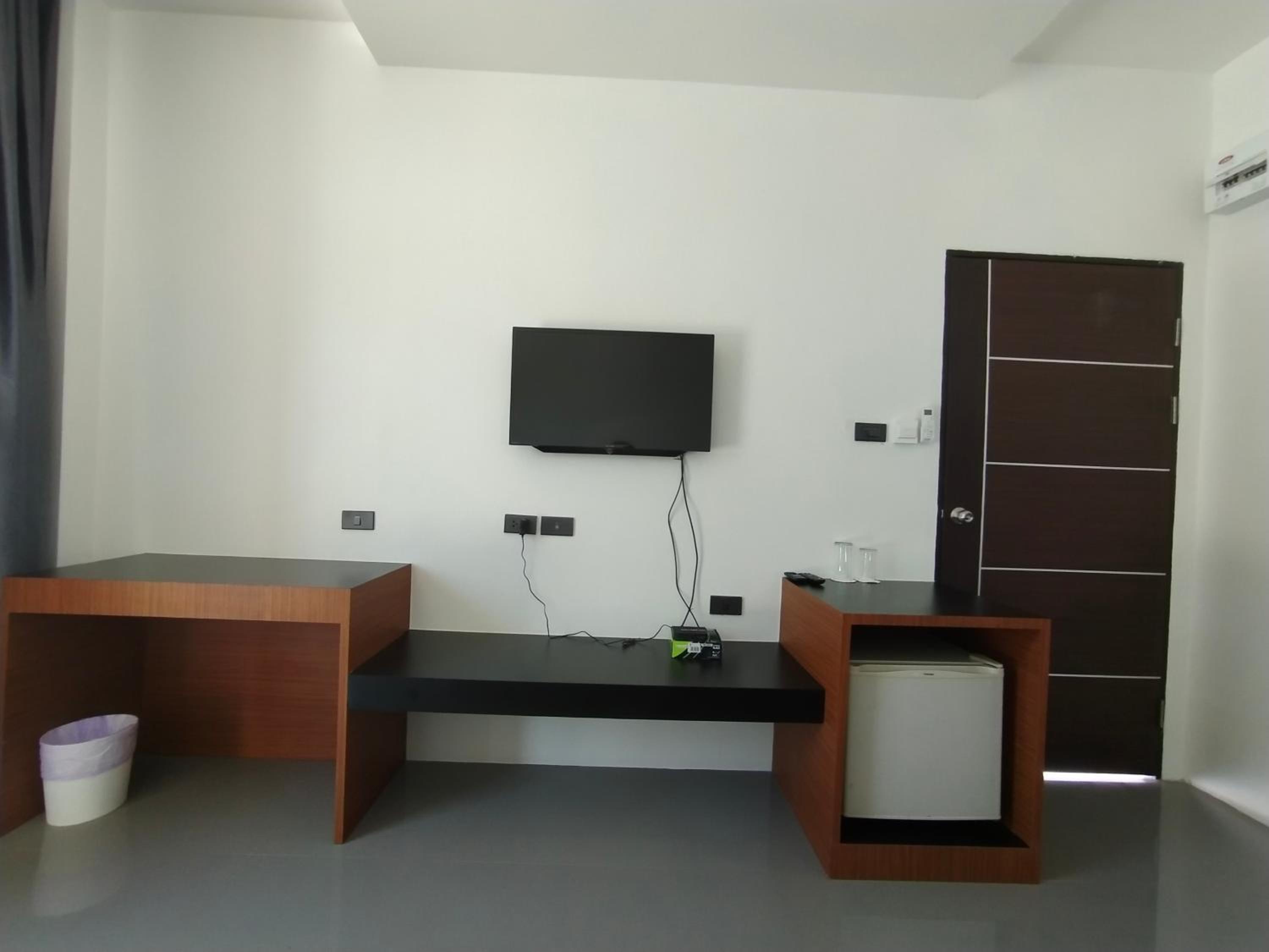 Standard King Room - Photo 10