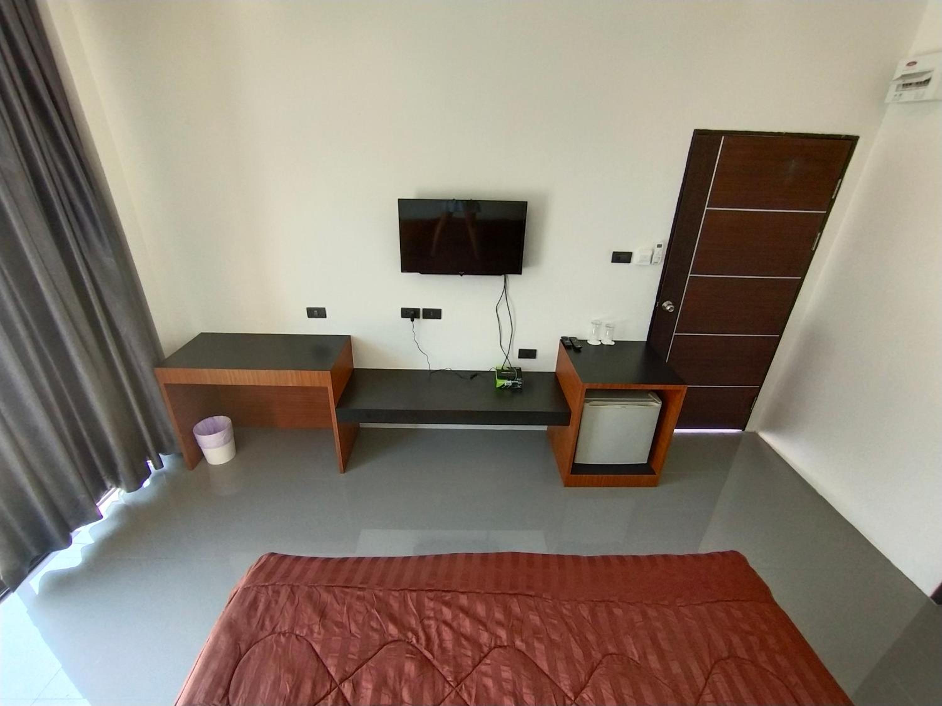 Standard King Room - Photo 22