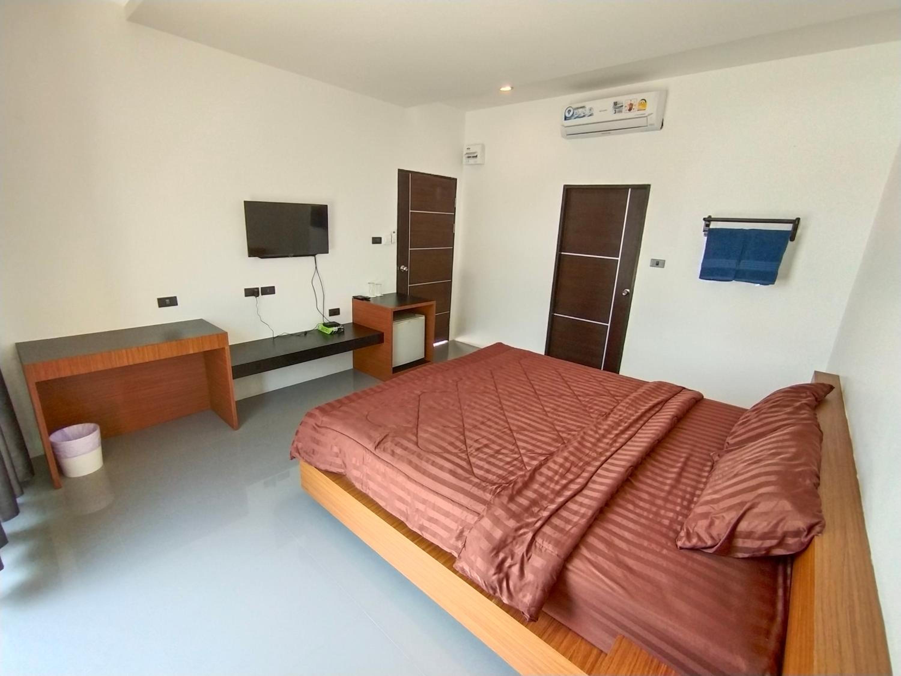 Standard King Room - Photo 21