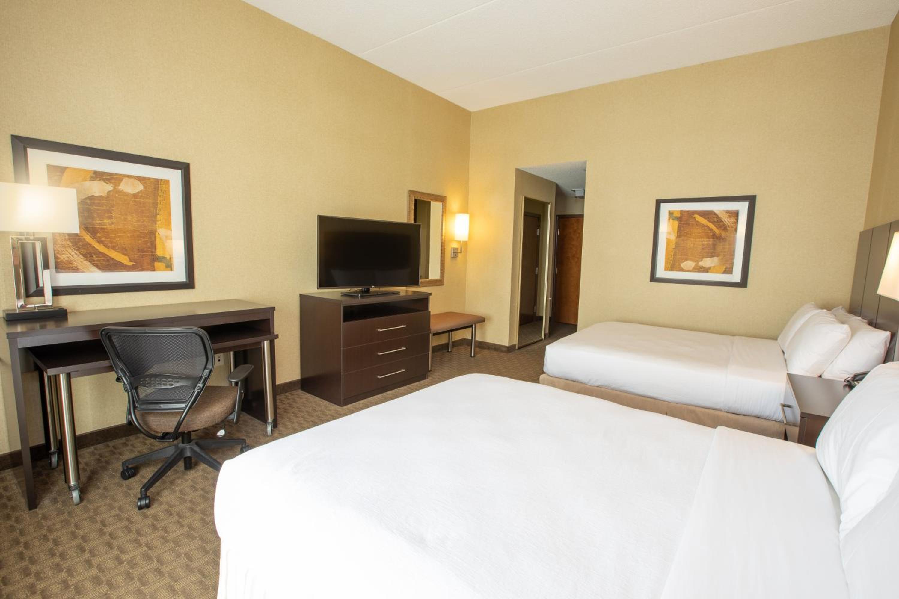Standard Queen Room with Two Queen Beds - Photo 2