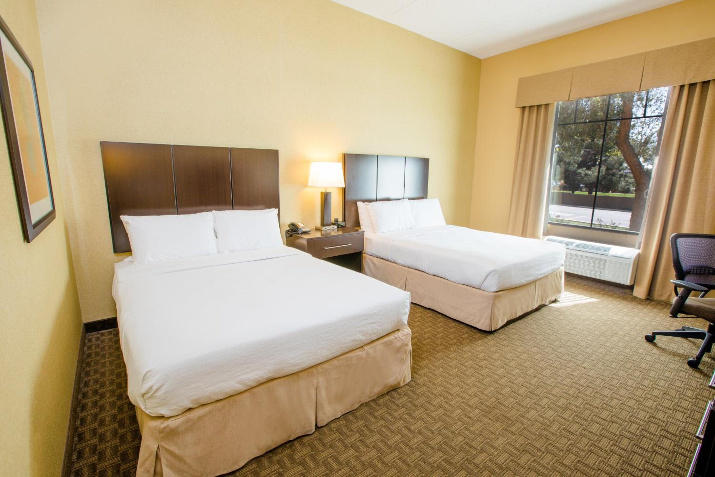 Standard Queen Room with Two Queen Beds - Photo 5