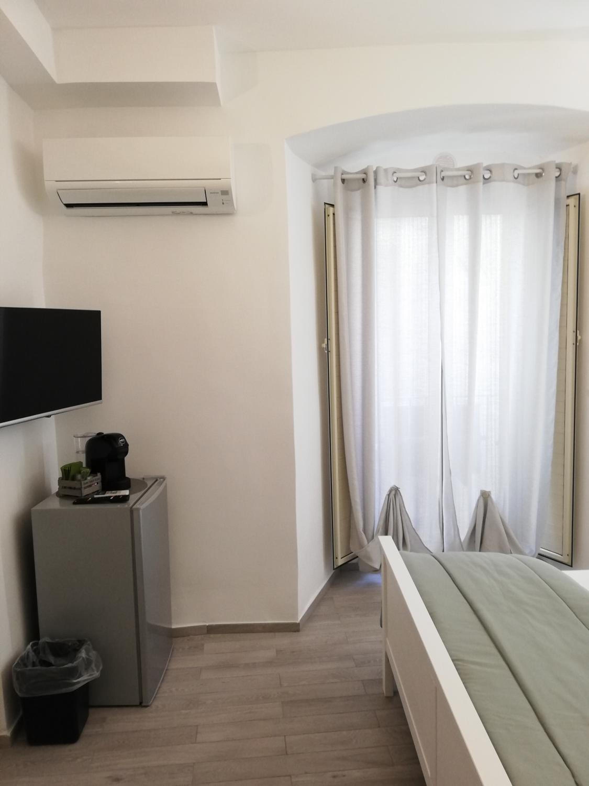 Double Room with Private Bathroom - Photo 10