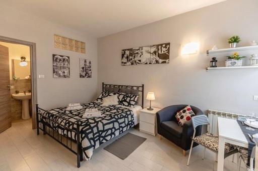 One-Bedroom Apartment - Photo 1
