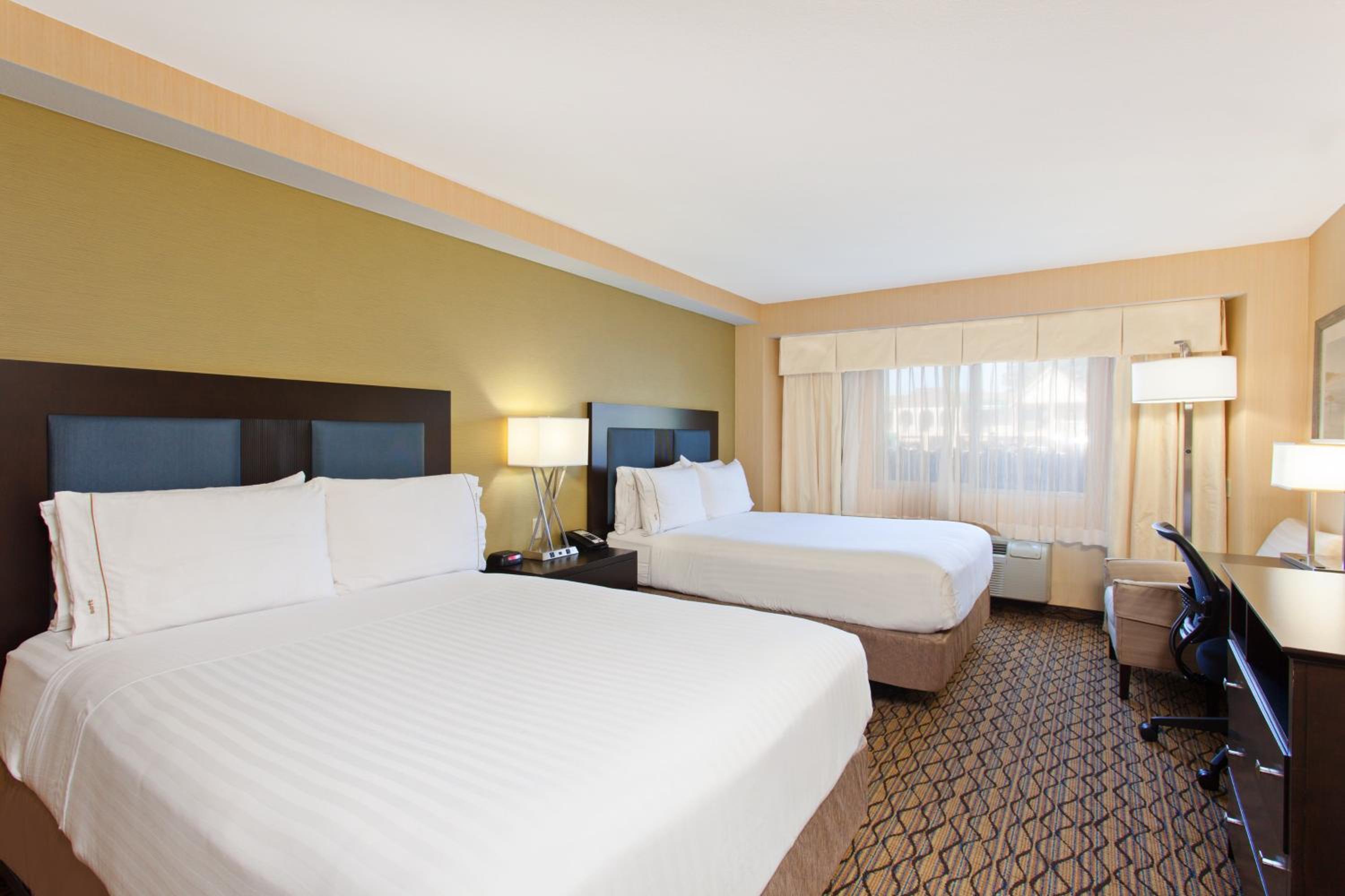 Standard Room with Two Queen Beds - Photo 4