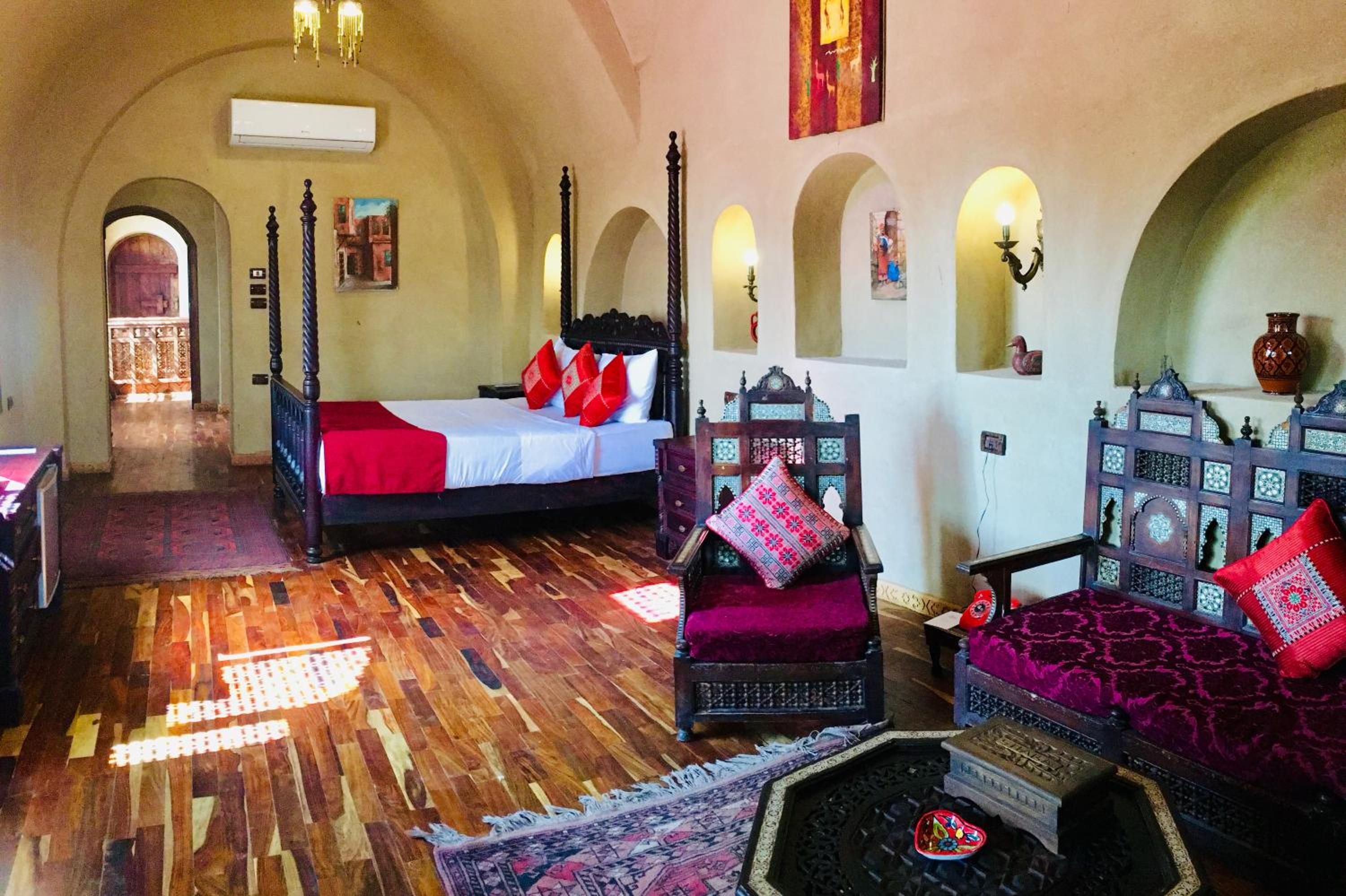 Queen Room with Balcony - Ruby photo 1