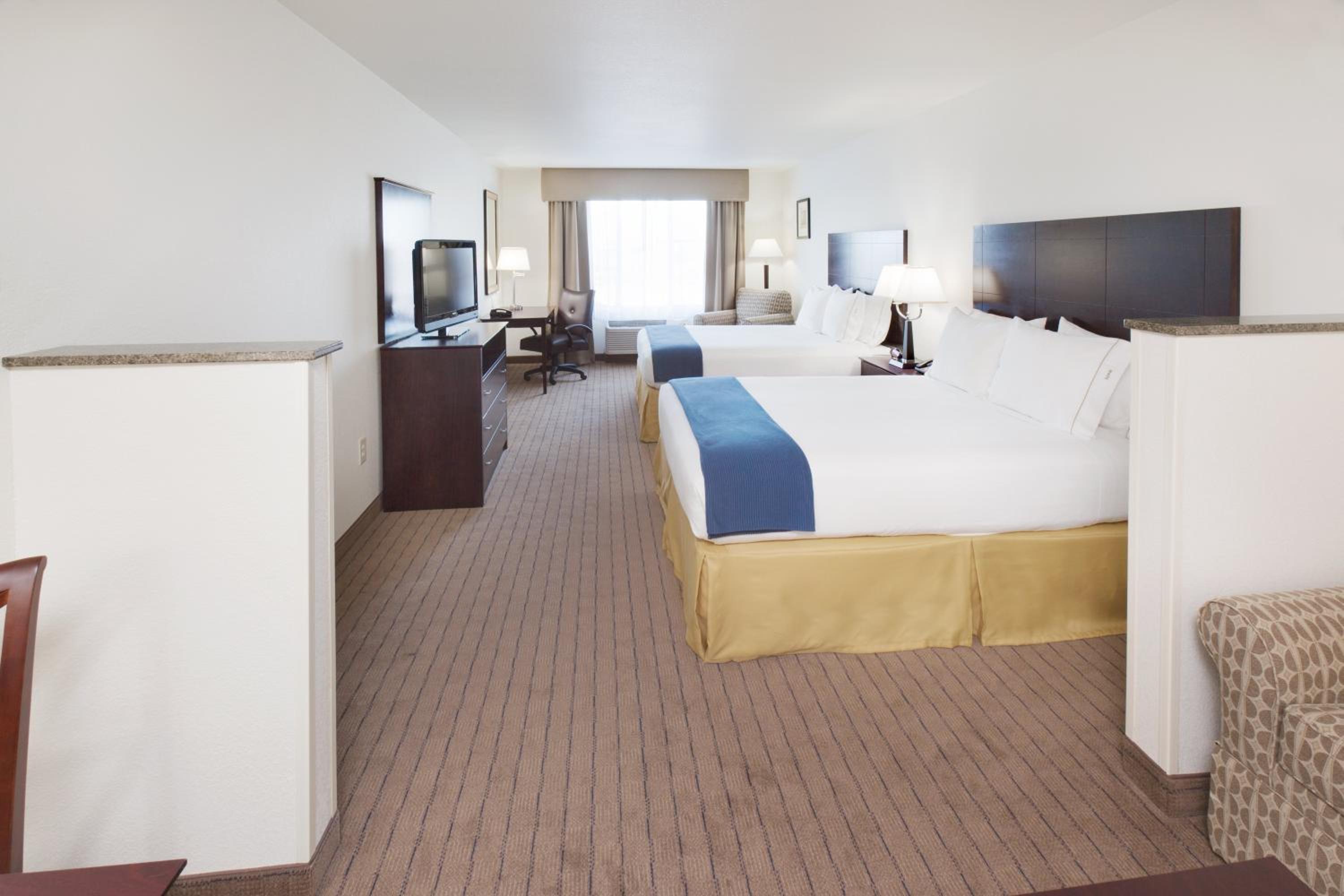 Suite with Two Queen Beds - Photo 7