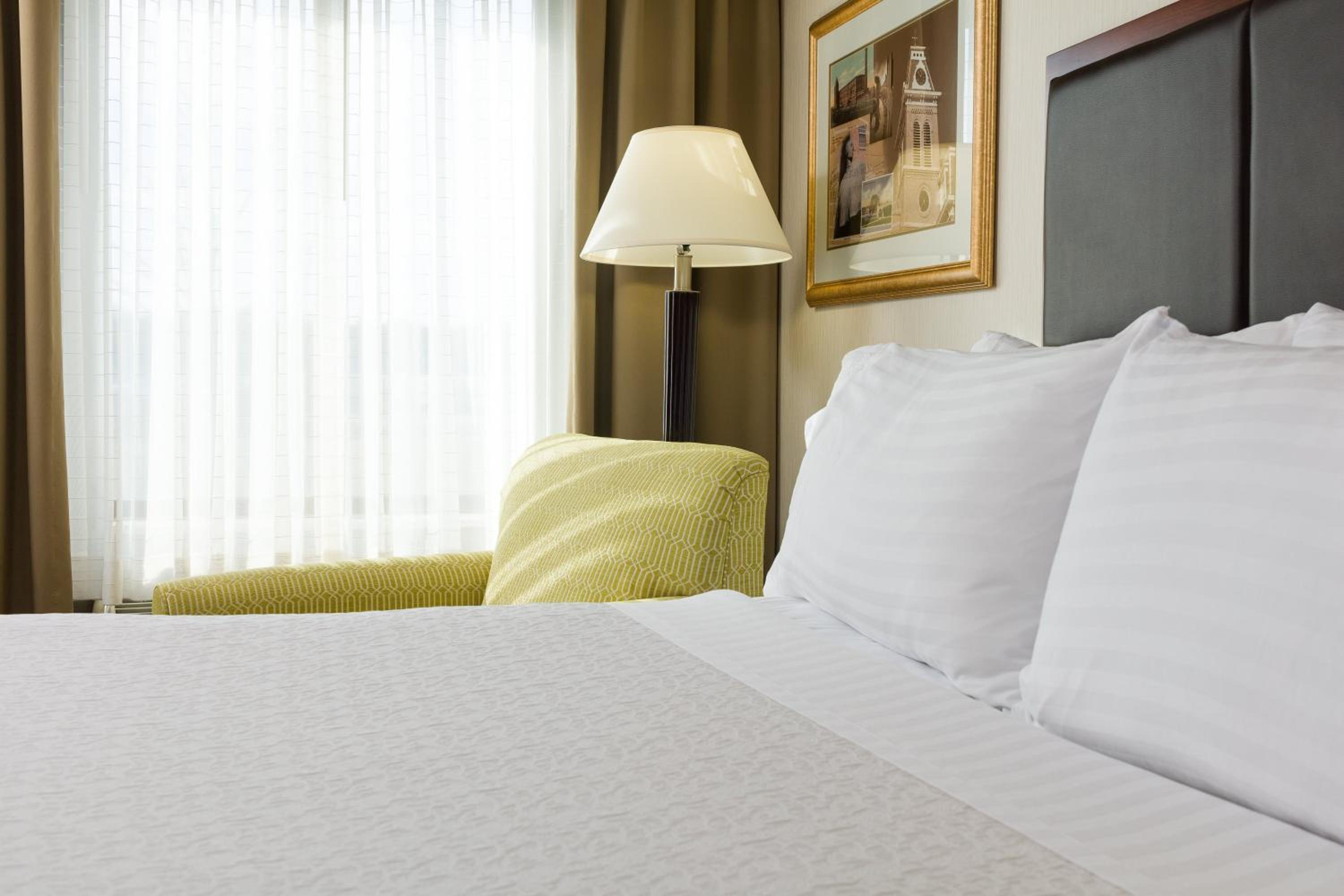 Standard King Room with Sofa Bed - Photo 7