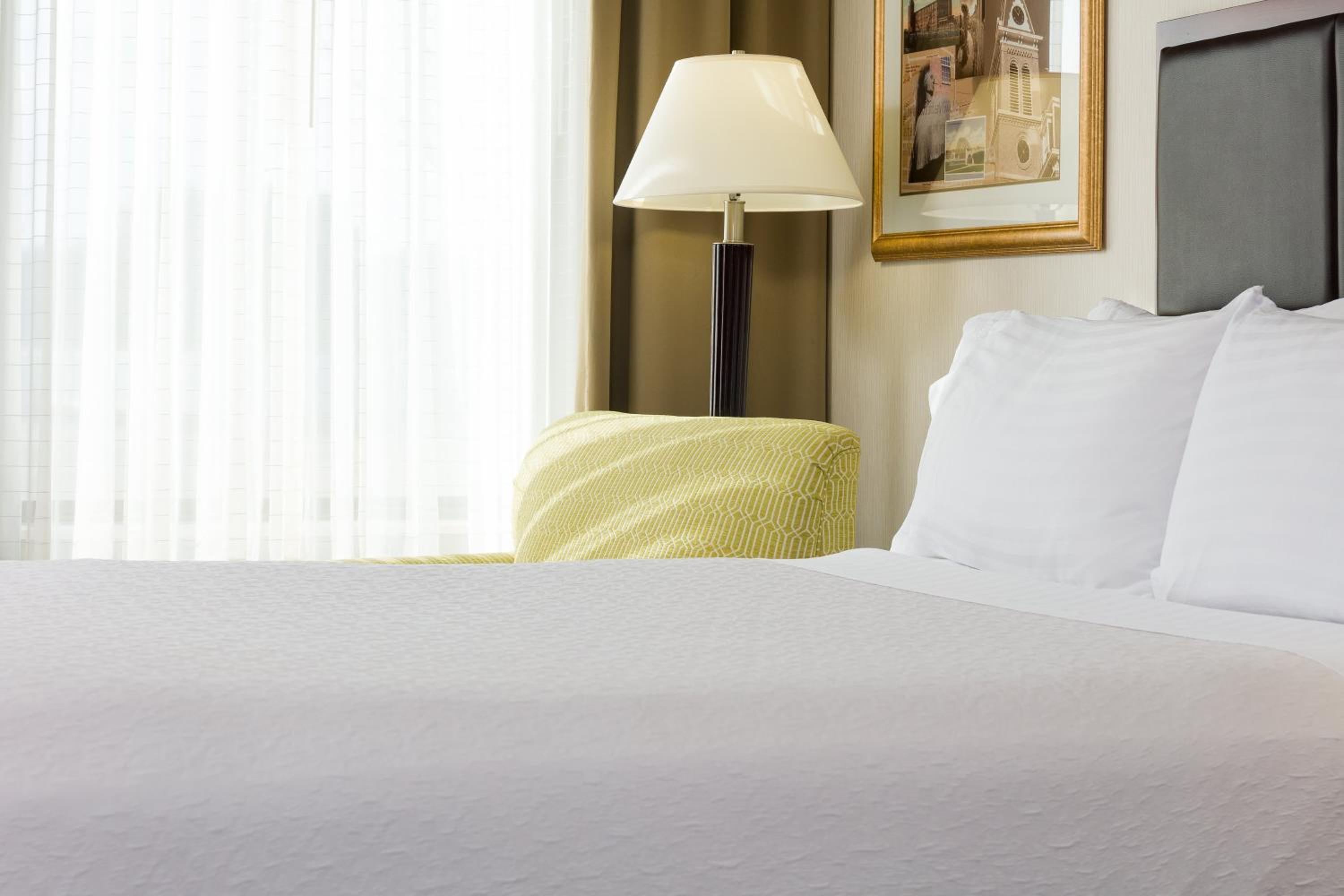 Standard King Room with Sofa Bed - Photo 5