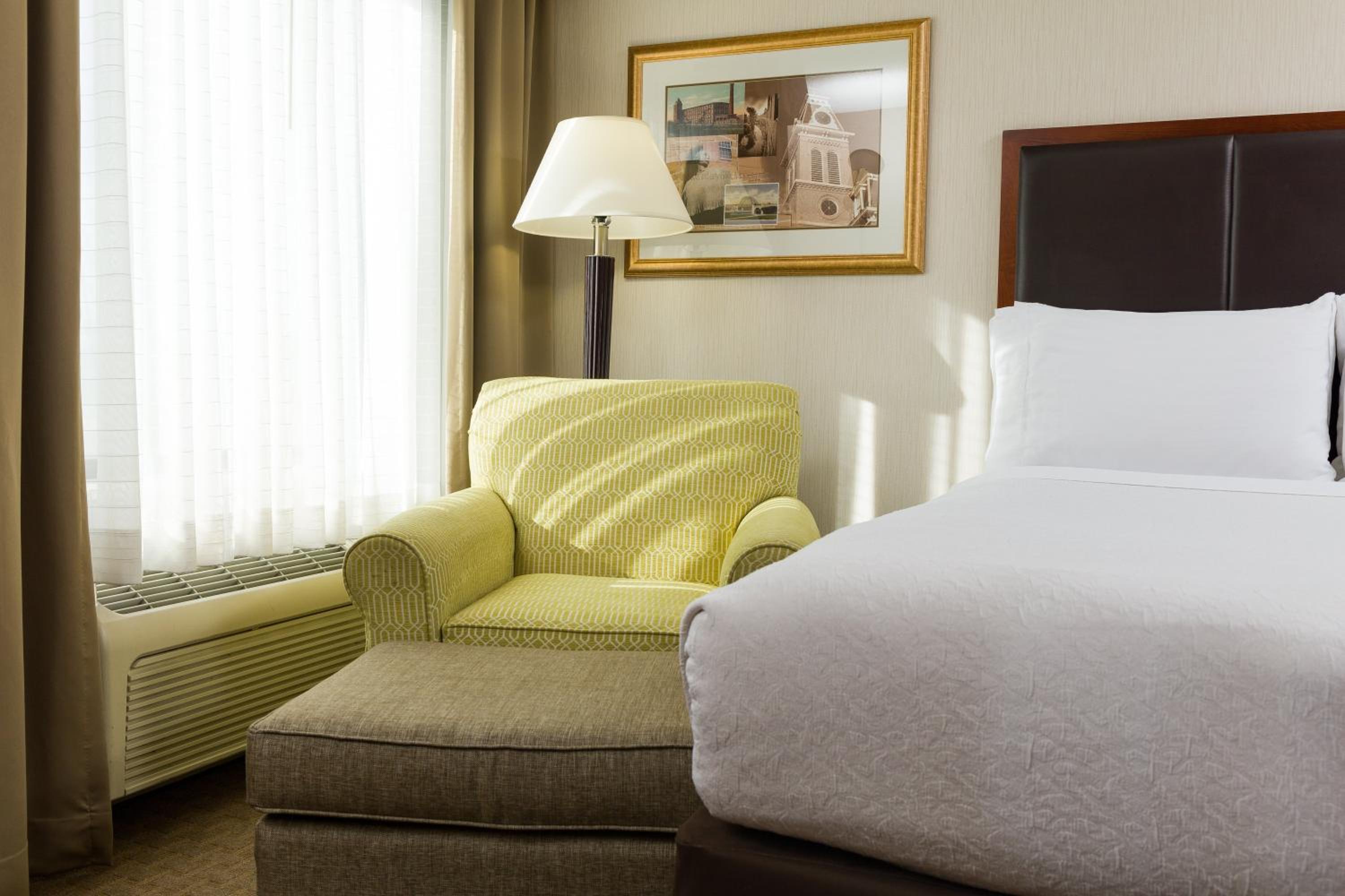 Standard King Room with Sofa Bed - Photo 1