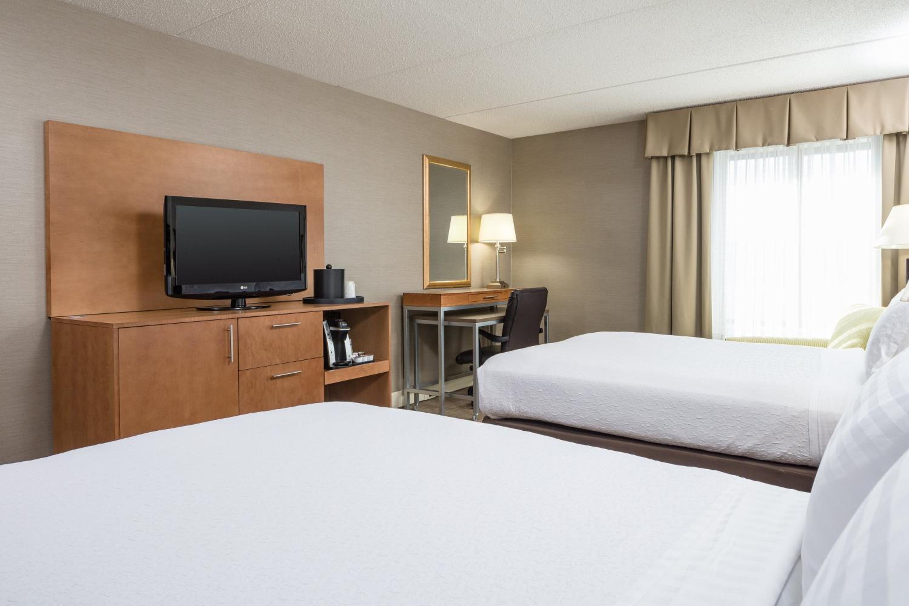 Standard Room with Two Queen Beds - Photo 2