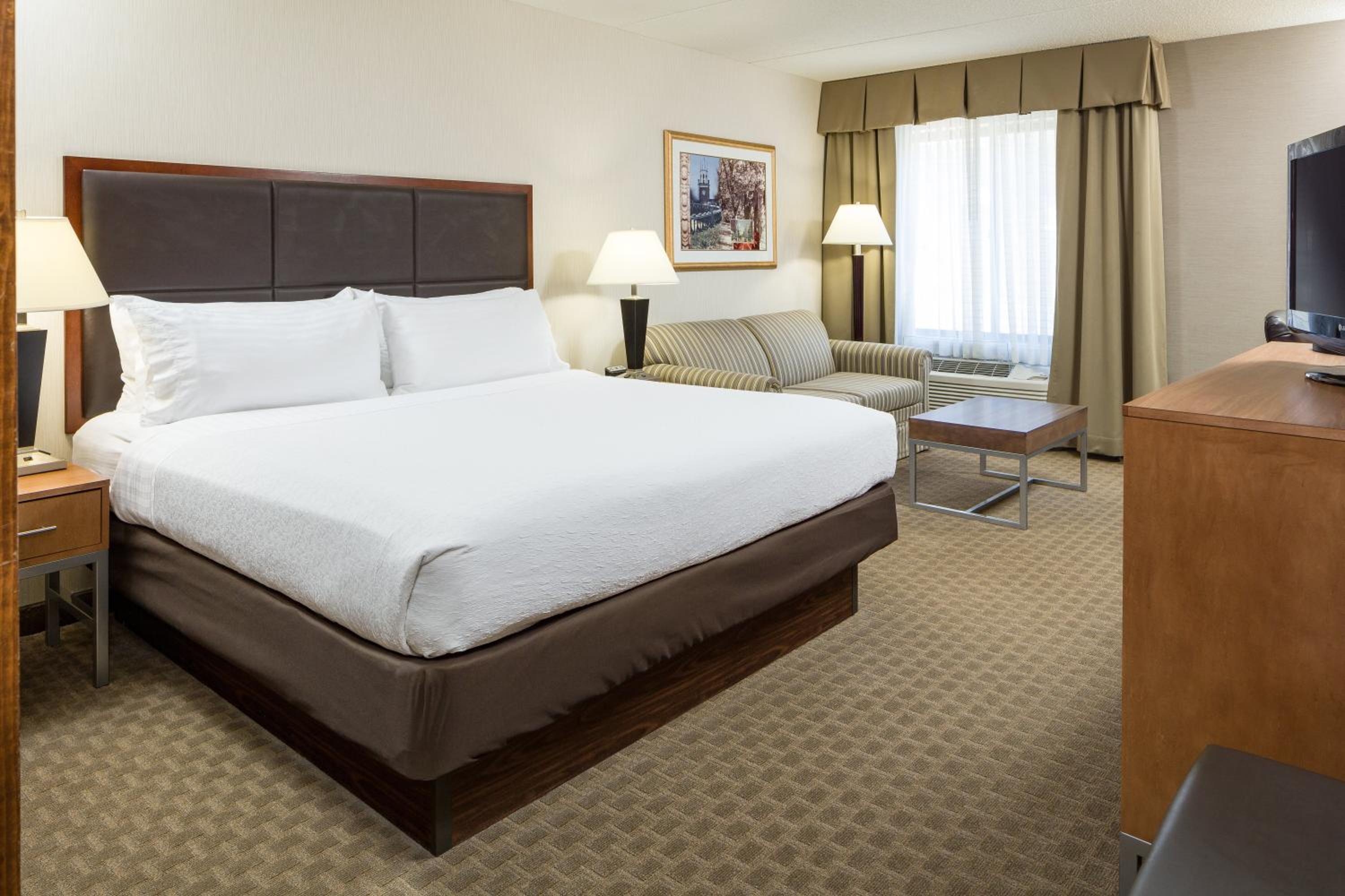 Standard King Room with Sofa Bed - Photo 3