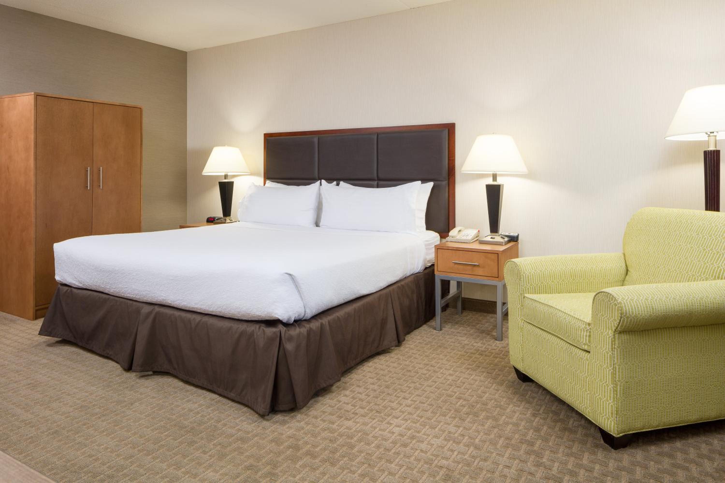 Standard King Room with Sofa Bed - Photo 4