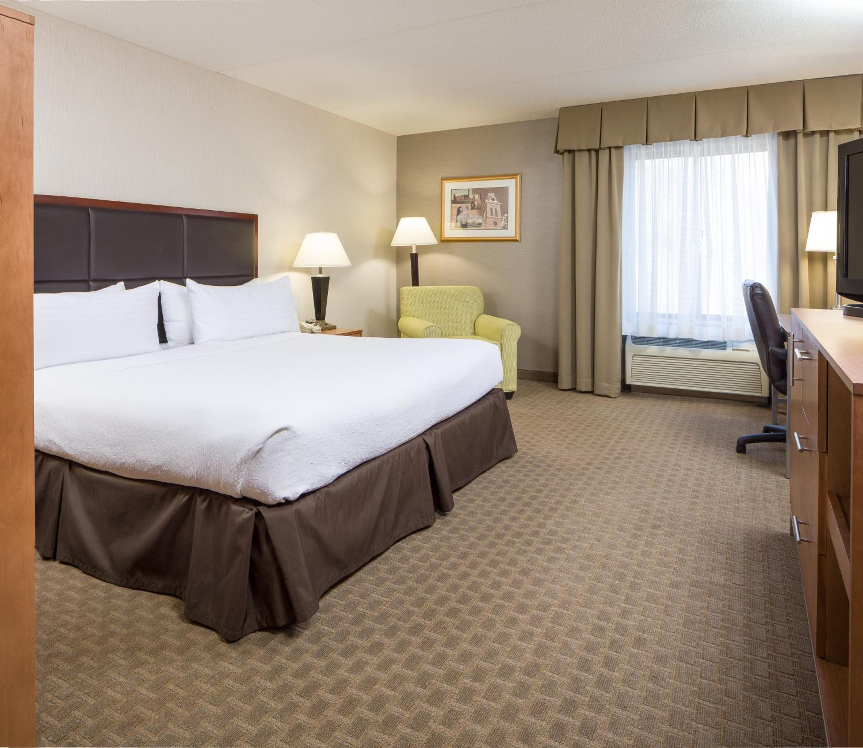 Standard King Room with Sofa Bed - Photo 9