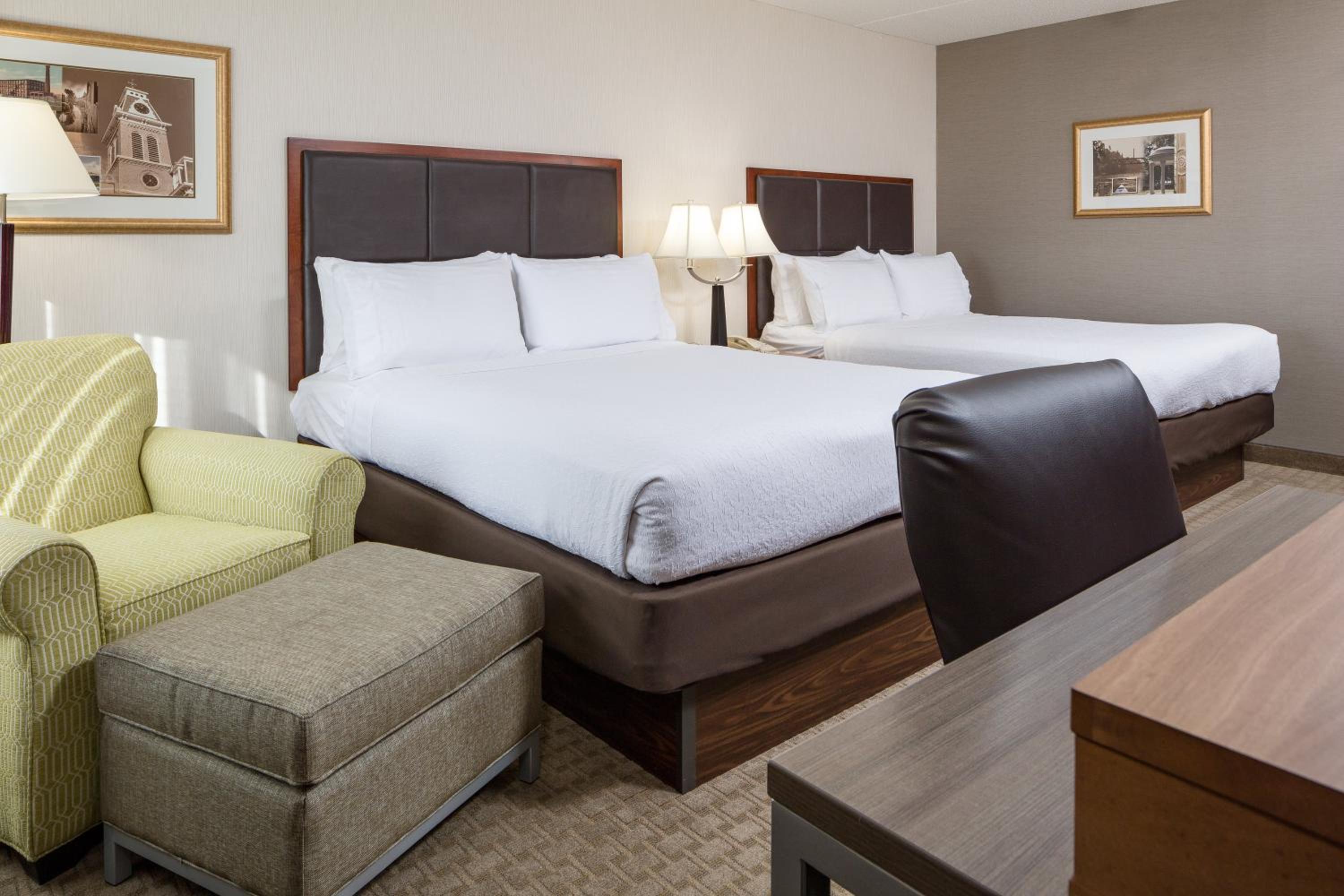 Standard Room with Two Queen Beds - Photo 3
