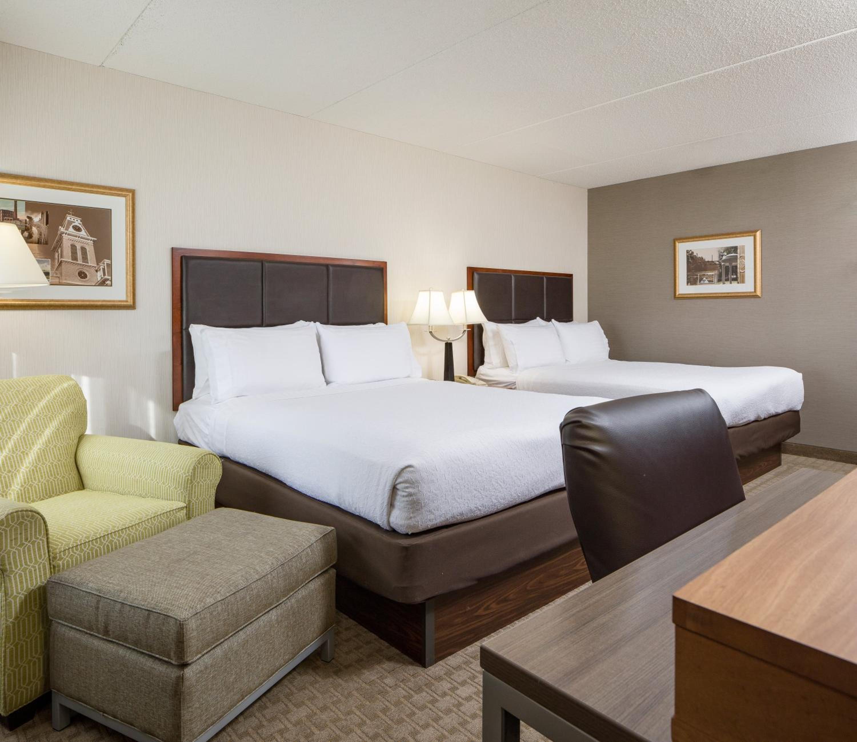 Standard King Room with Sofa Bed - Photo 10