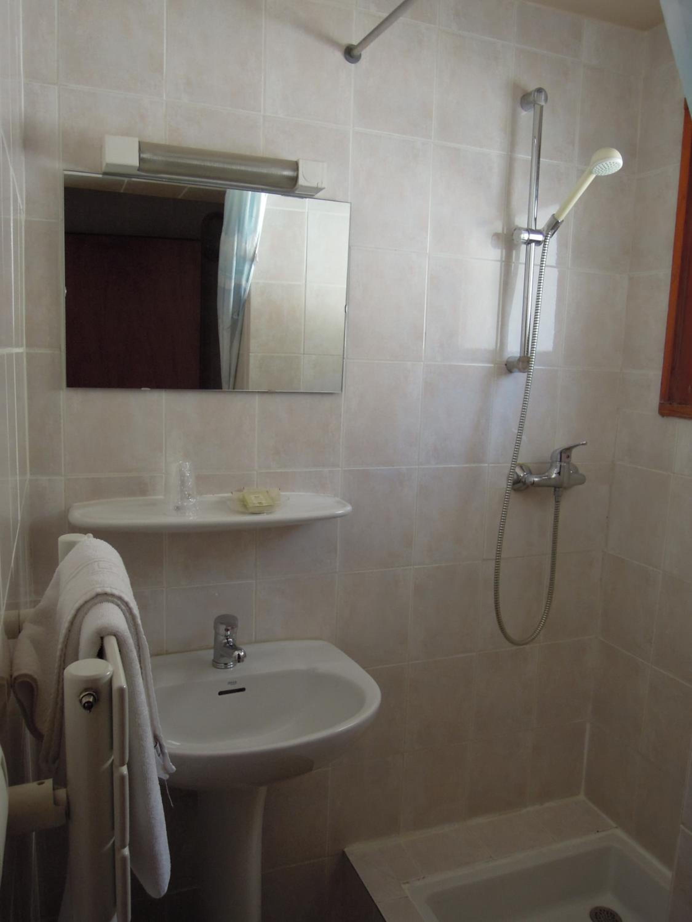 Budget Twin Room - Photo 5