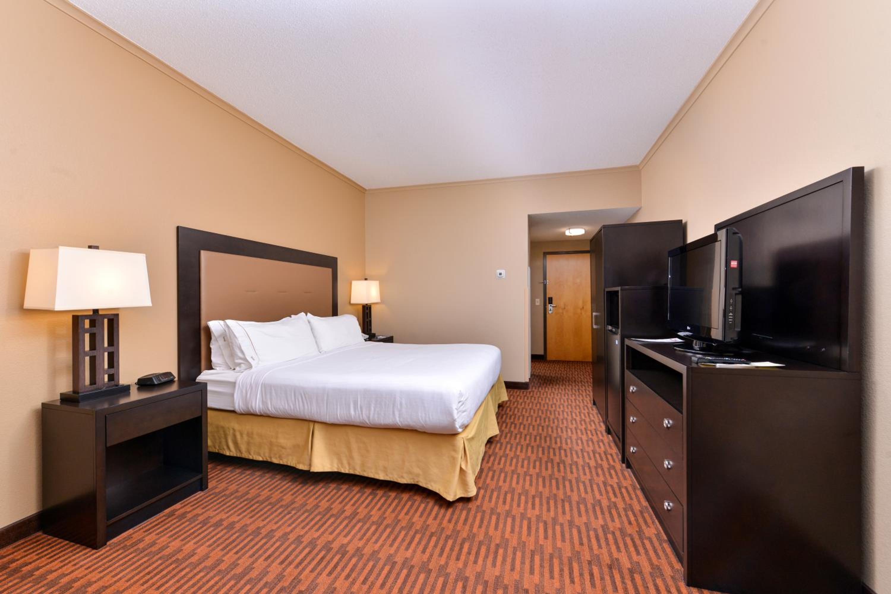 Standard King Room with Walk-In Shower - Photo 1