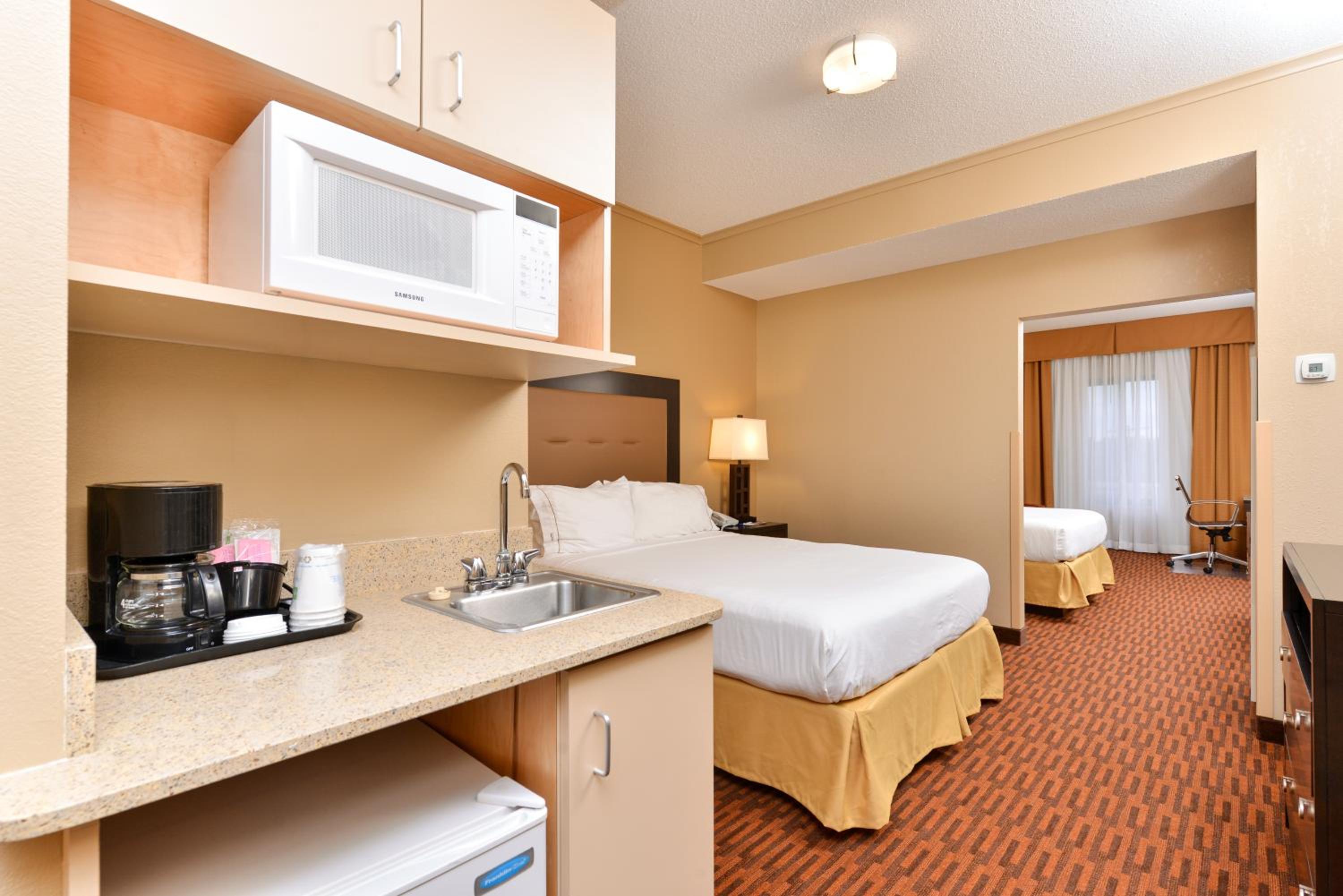 One-Bedroom Queen Suite with Two Queen Beds - Photo 2
