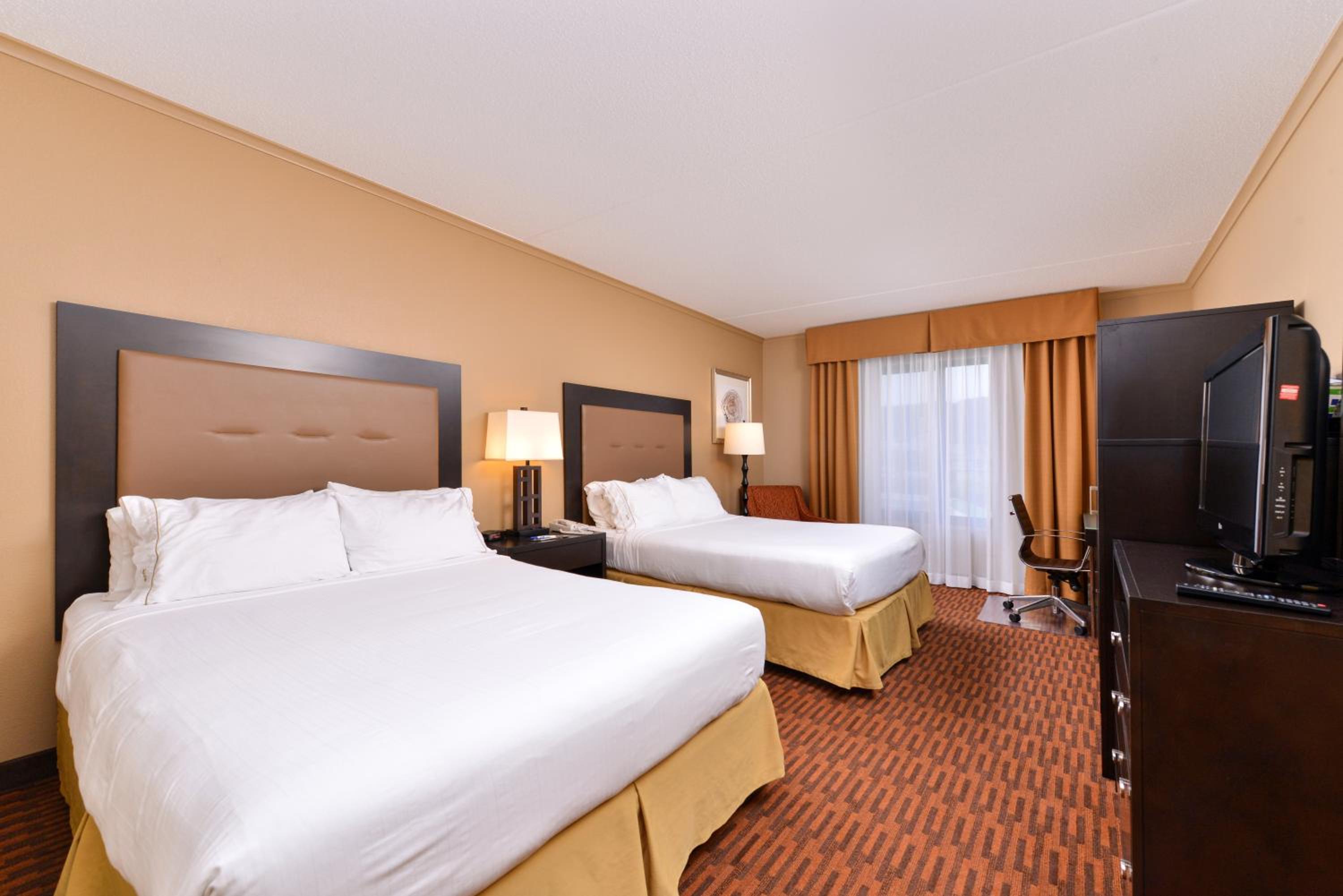 Standard Room with Two Queen Beds - Photo 3