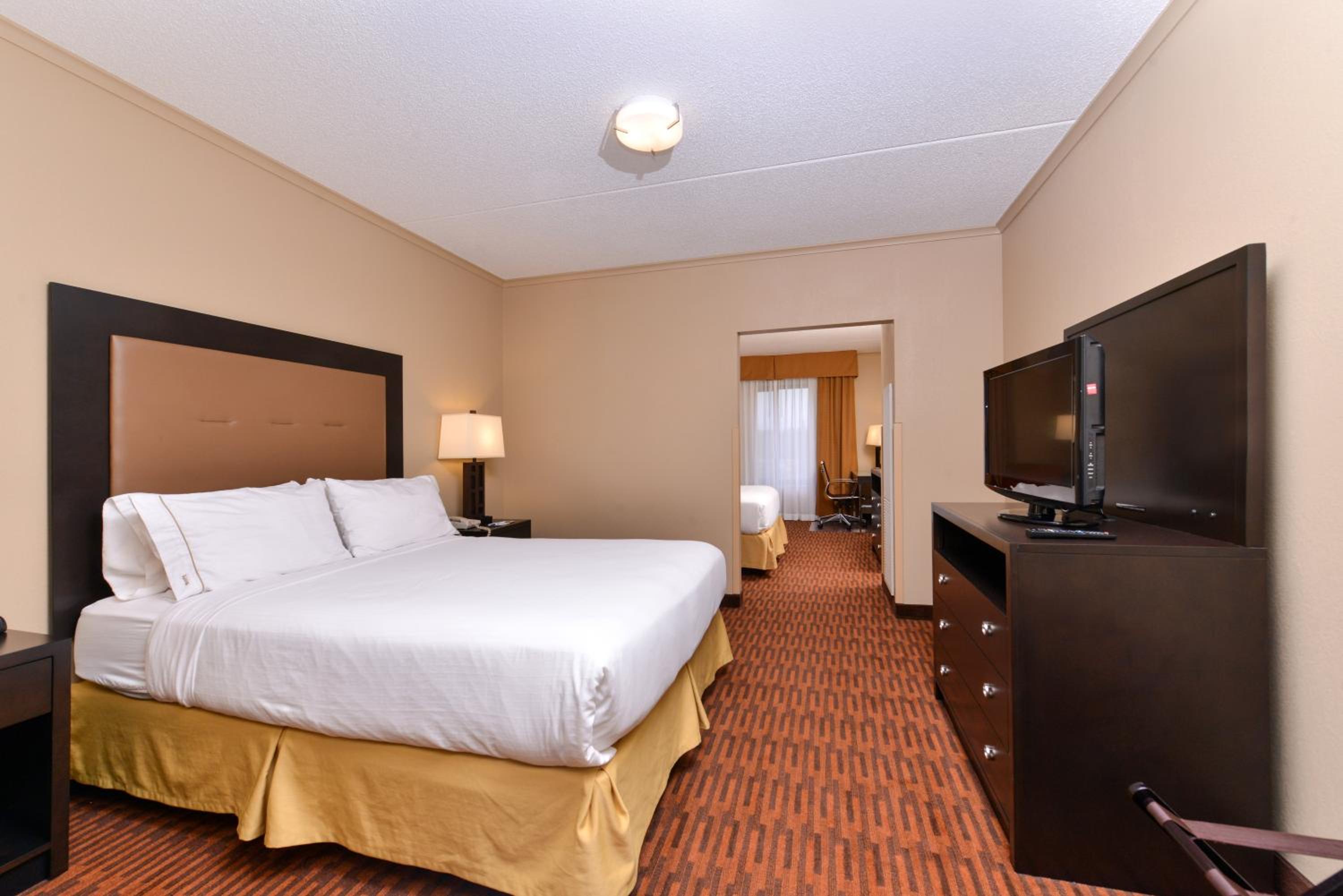 One-Bedroom Queen Suite with Two Queen Beds - Photo 8