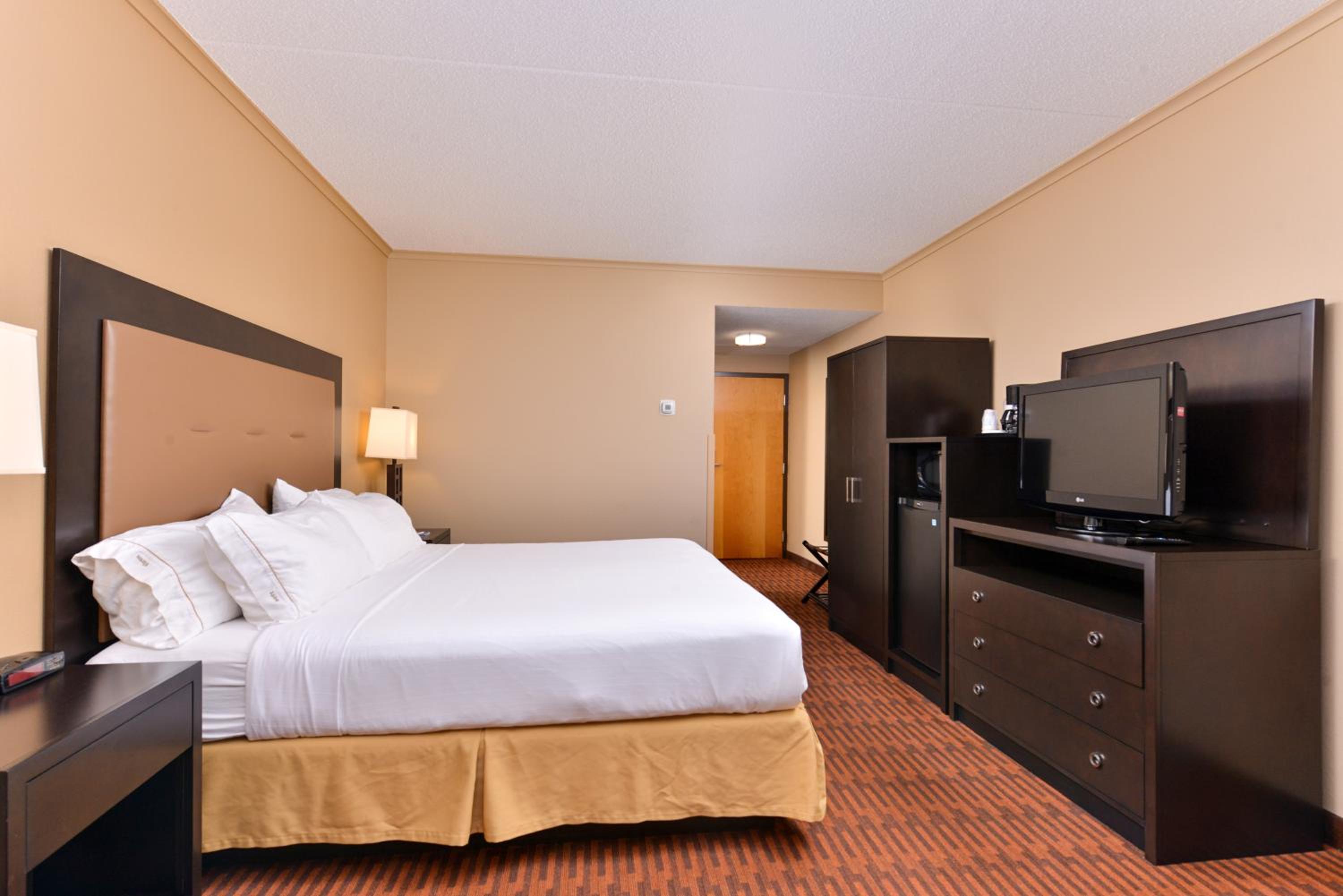 Standard King Room with Walk-In Shower - Photo 3
