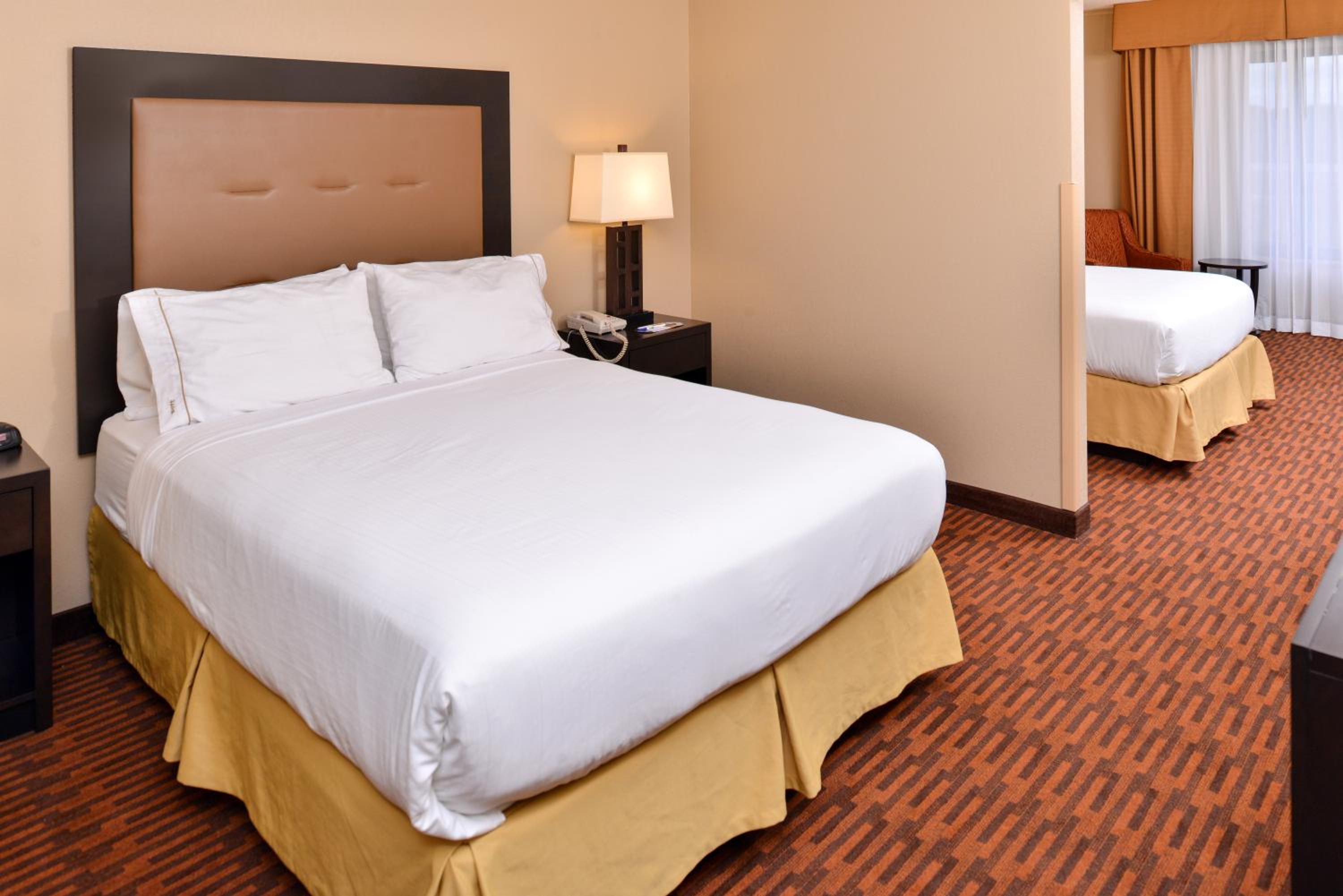 One-Bedroom Queen Suite with Two Queen Beds - Photo 6
