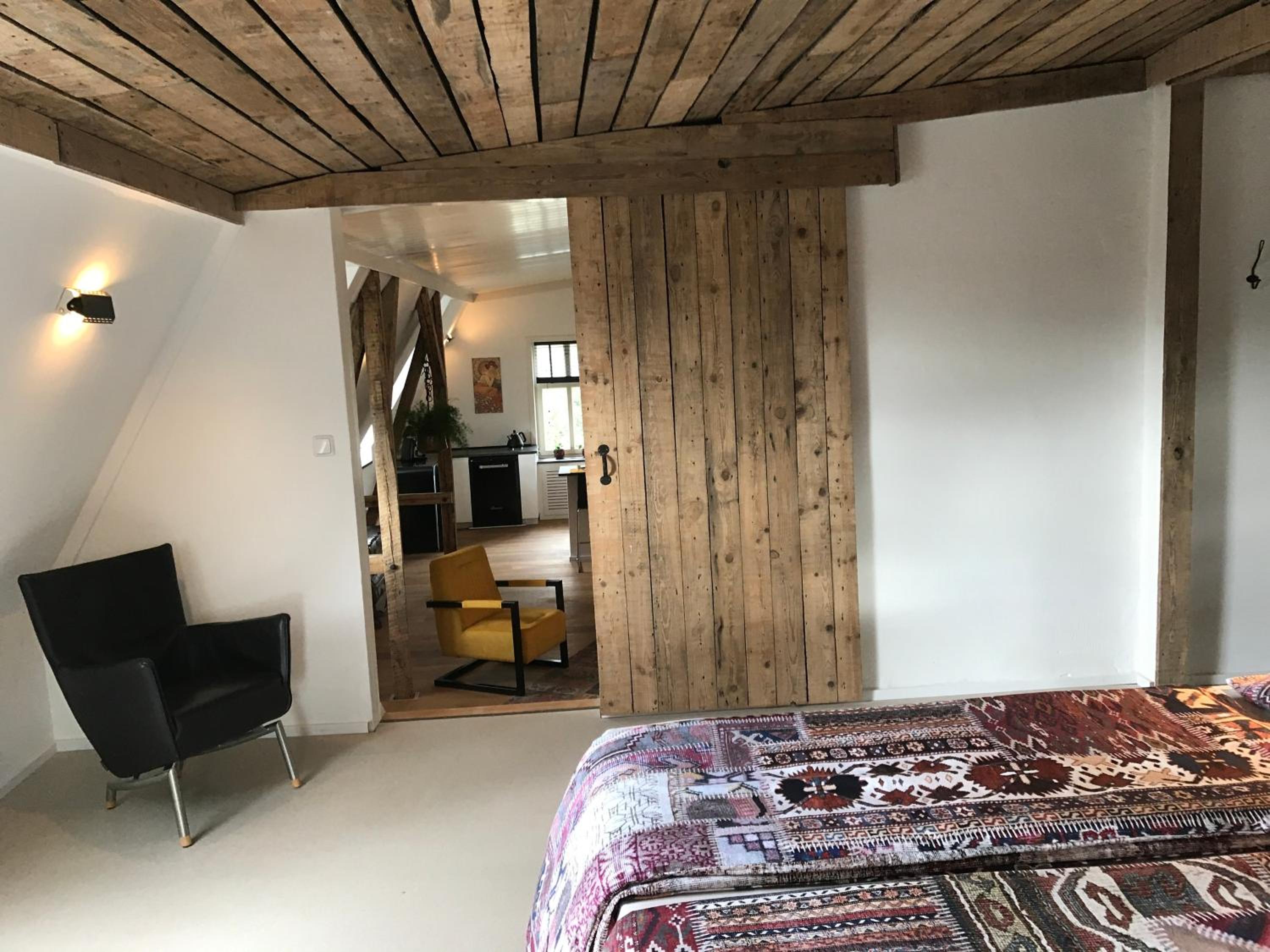 One-Bedroom Apartment photo 1