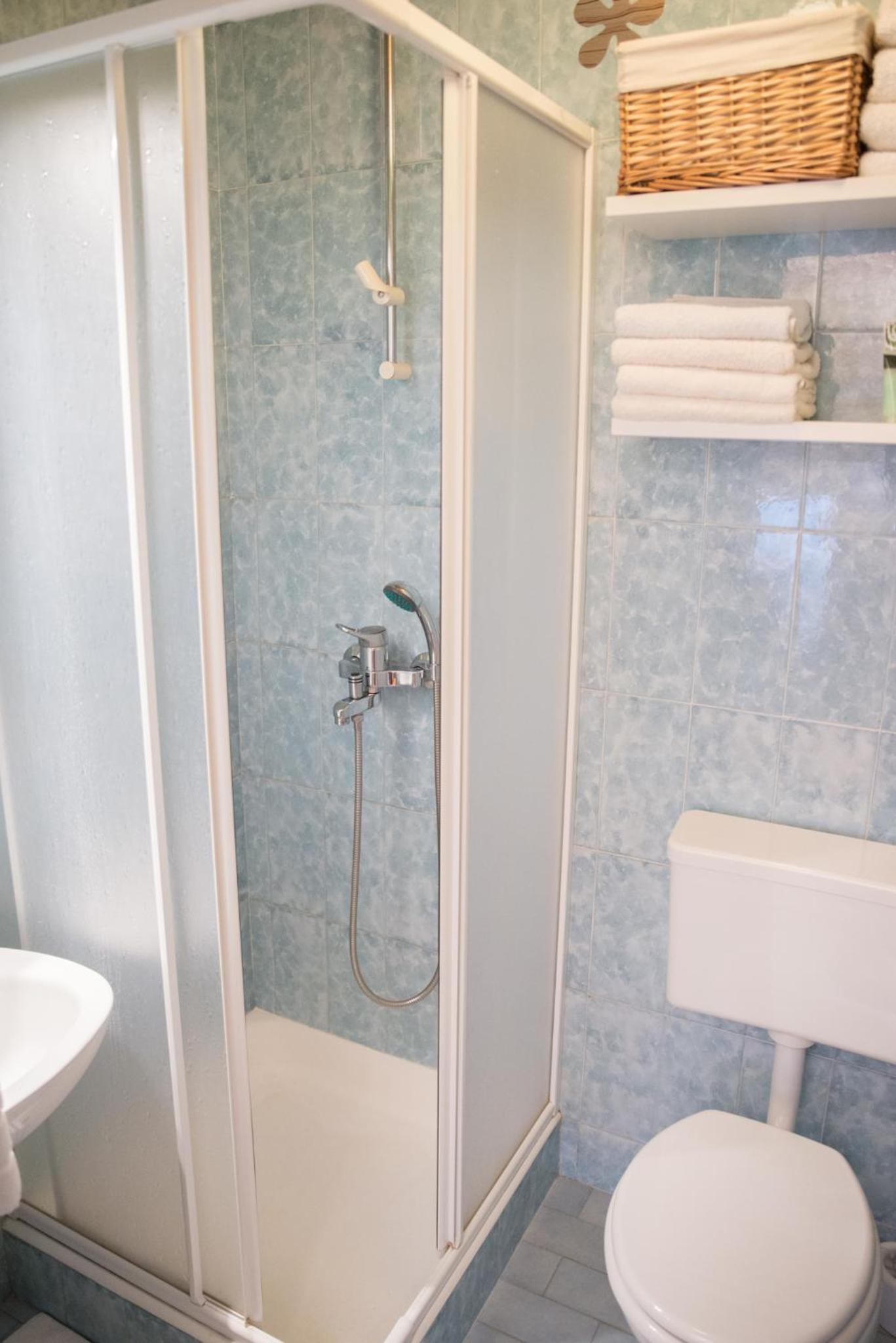 Double or Twin Room with Private Bathroom - Photo 4