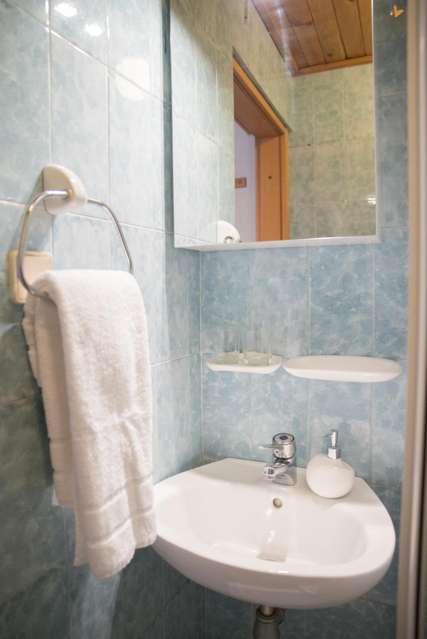 Double or Twin Room with Private Bathroom - Photo 5