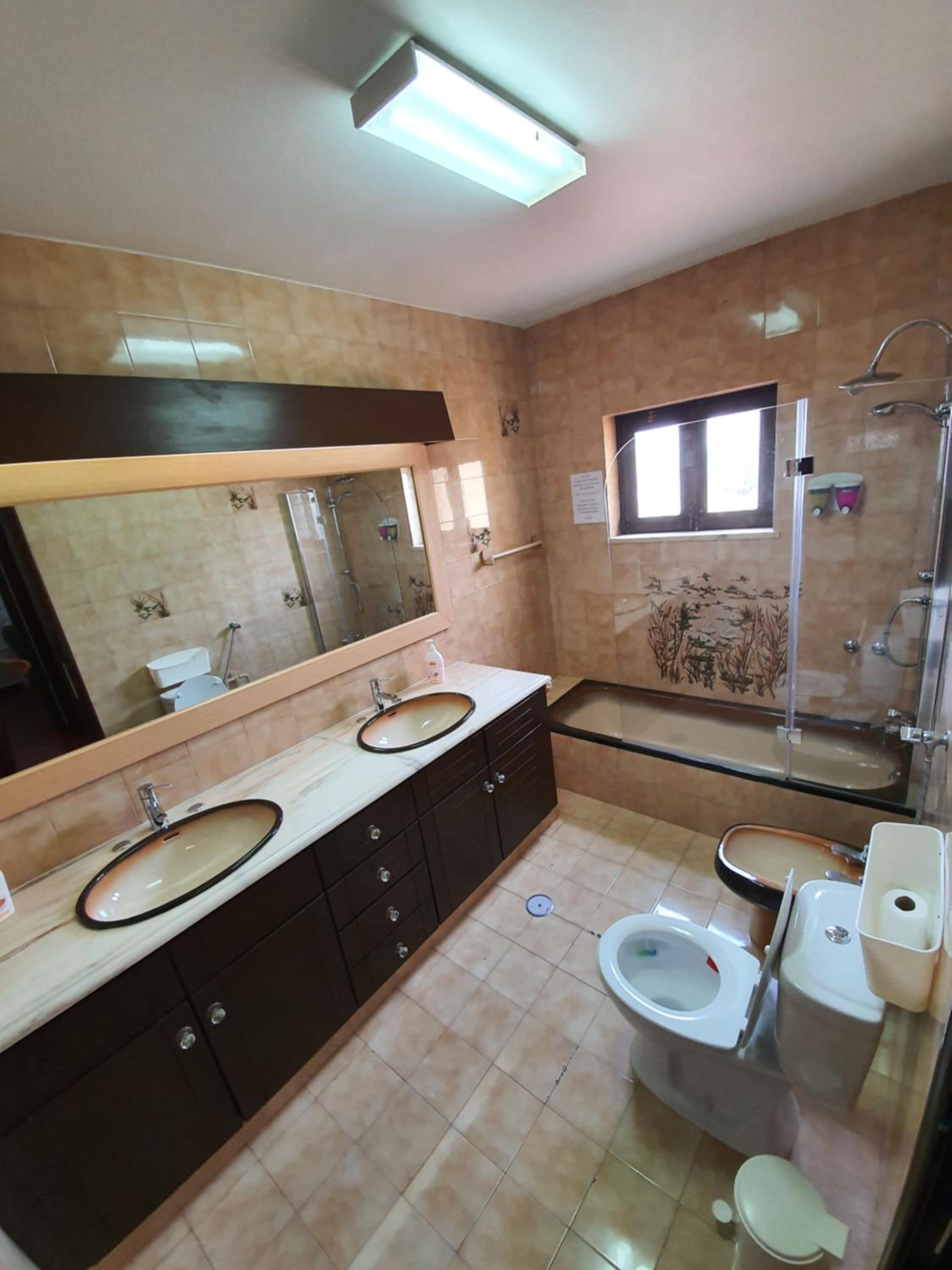 Budget Bunk Bedroom with Shared Bathroom photo 2