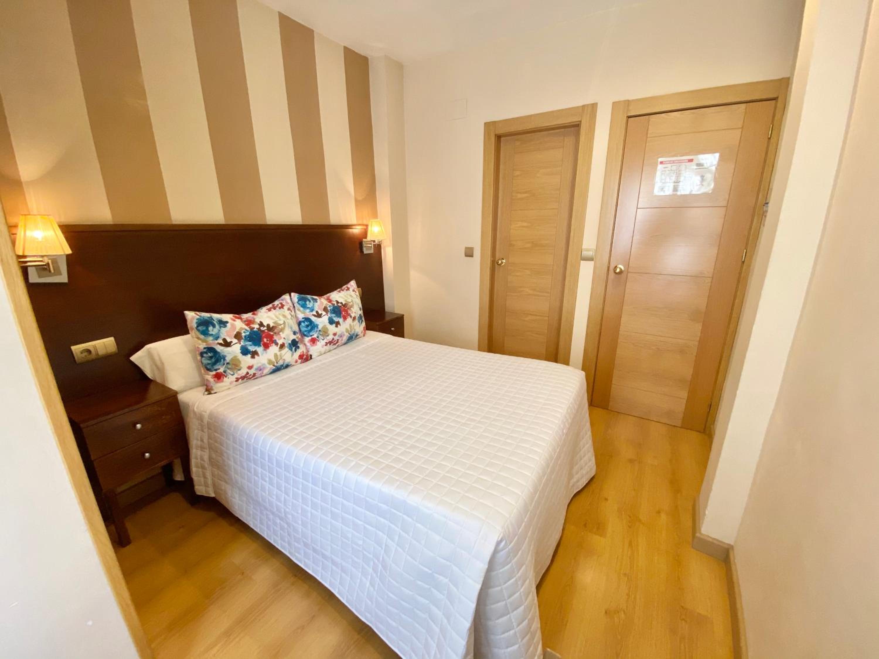 Standard Double Room - Photo 9