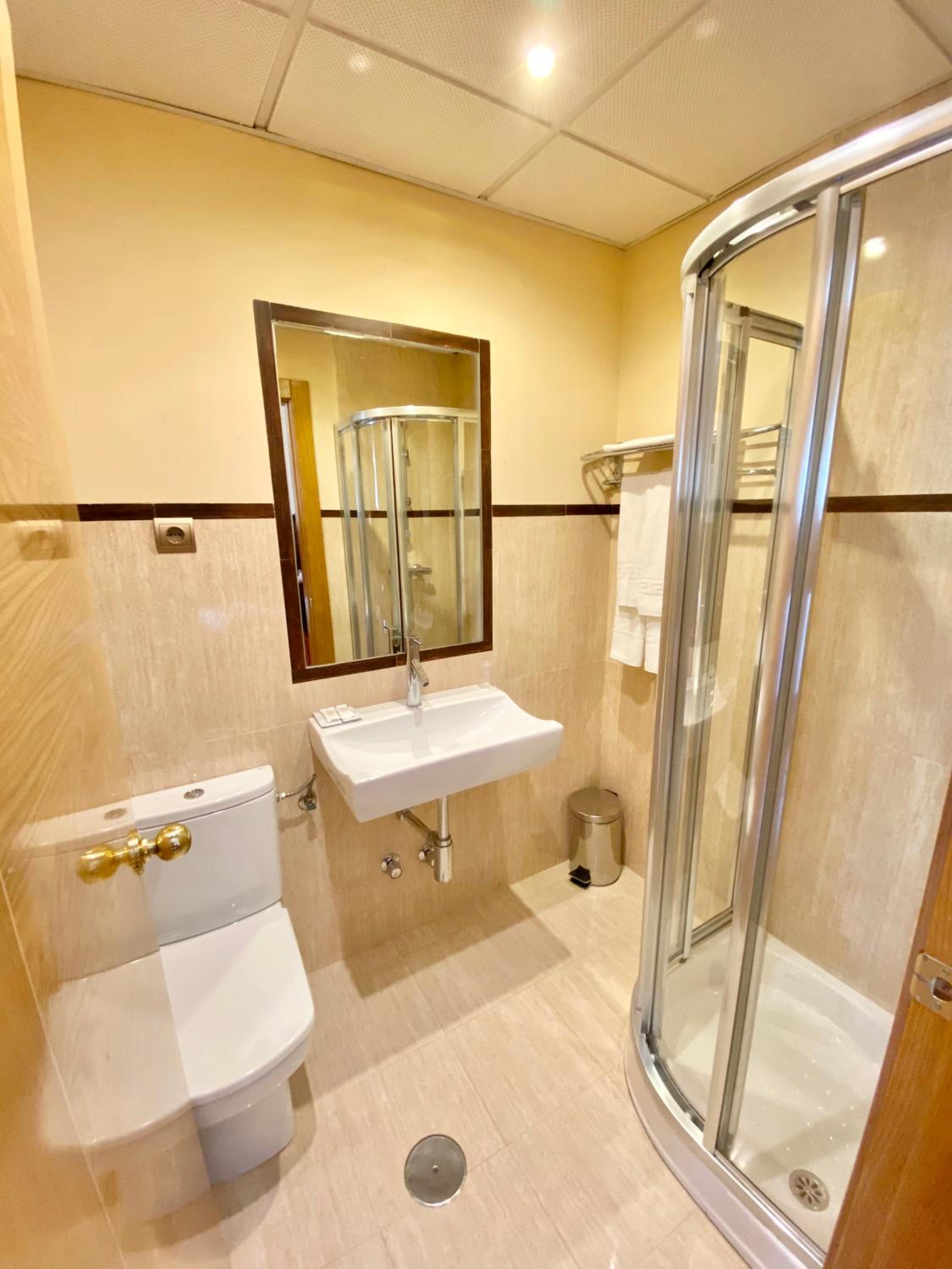 Standard Double Room - Photo 12