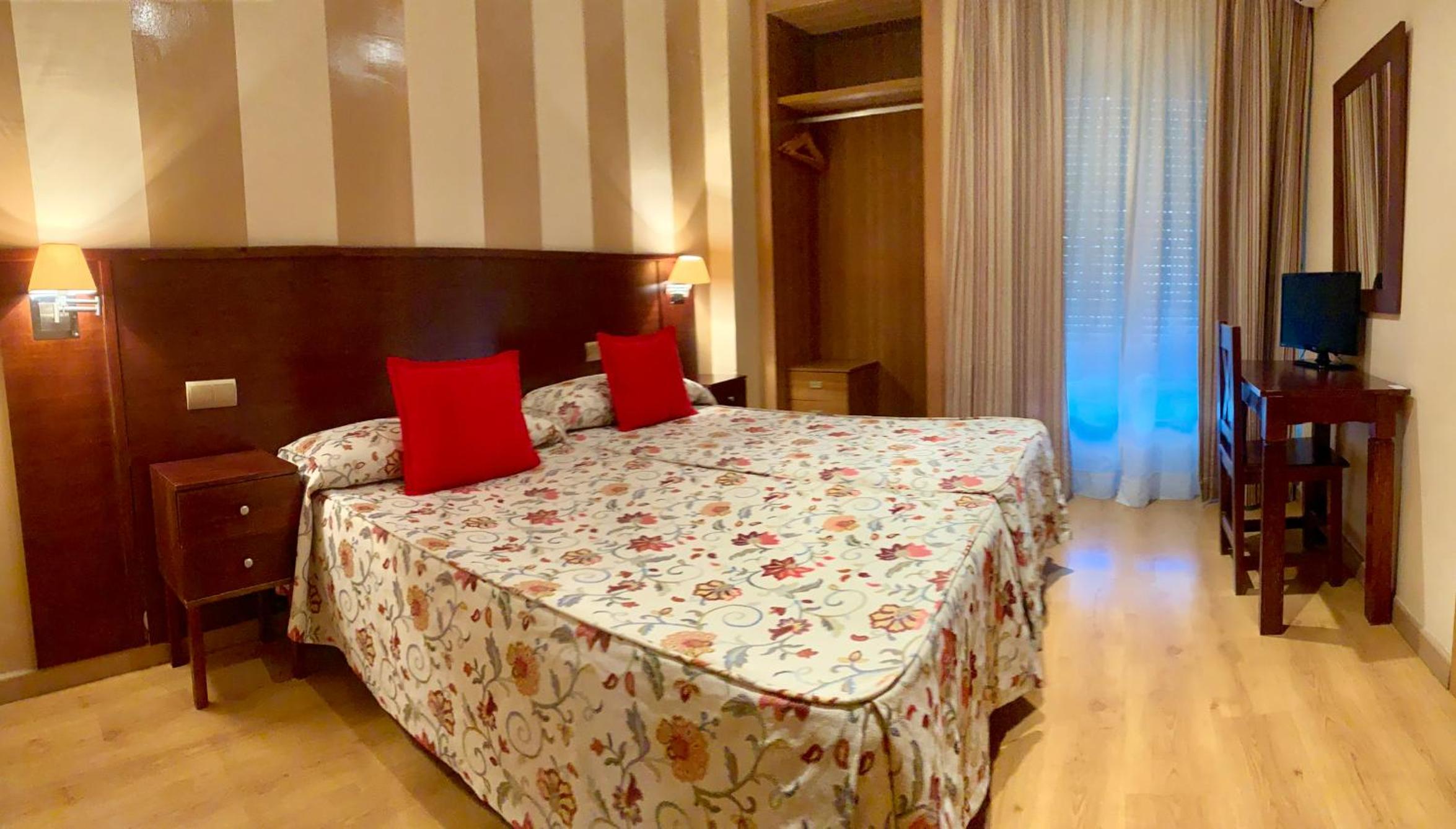 Standard Double Room - Photo 10