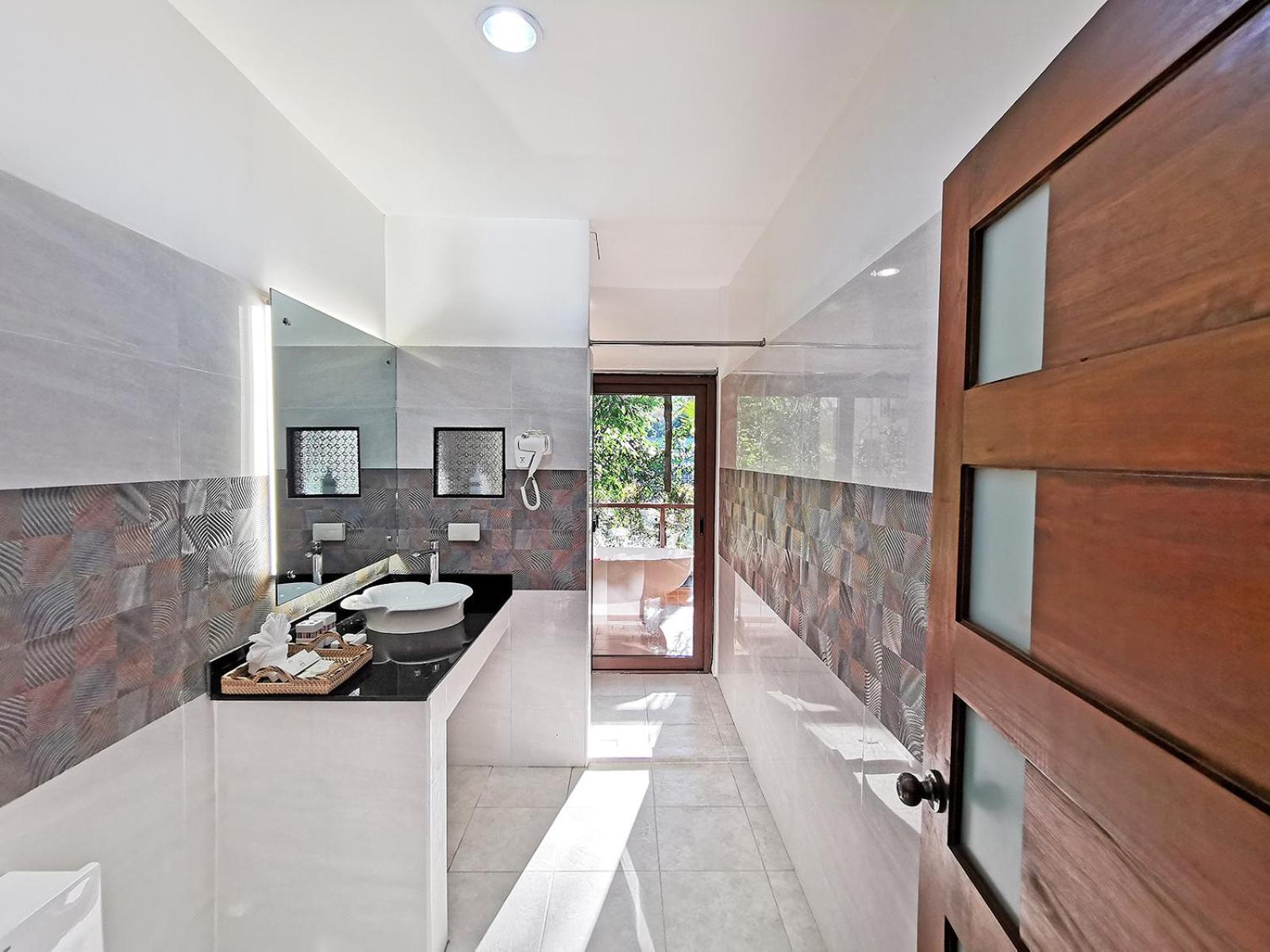 King Room with Spa Bath - Photo 2