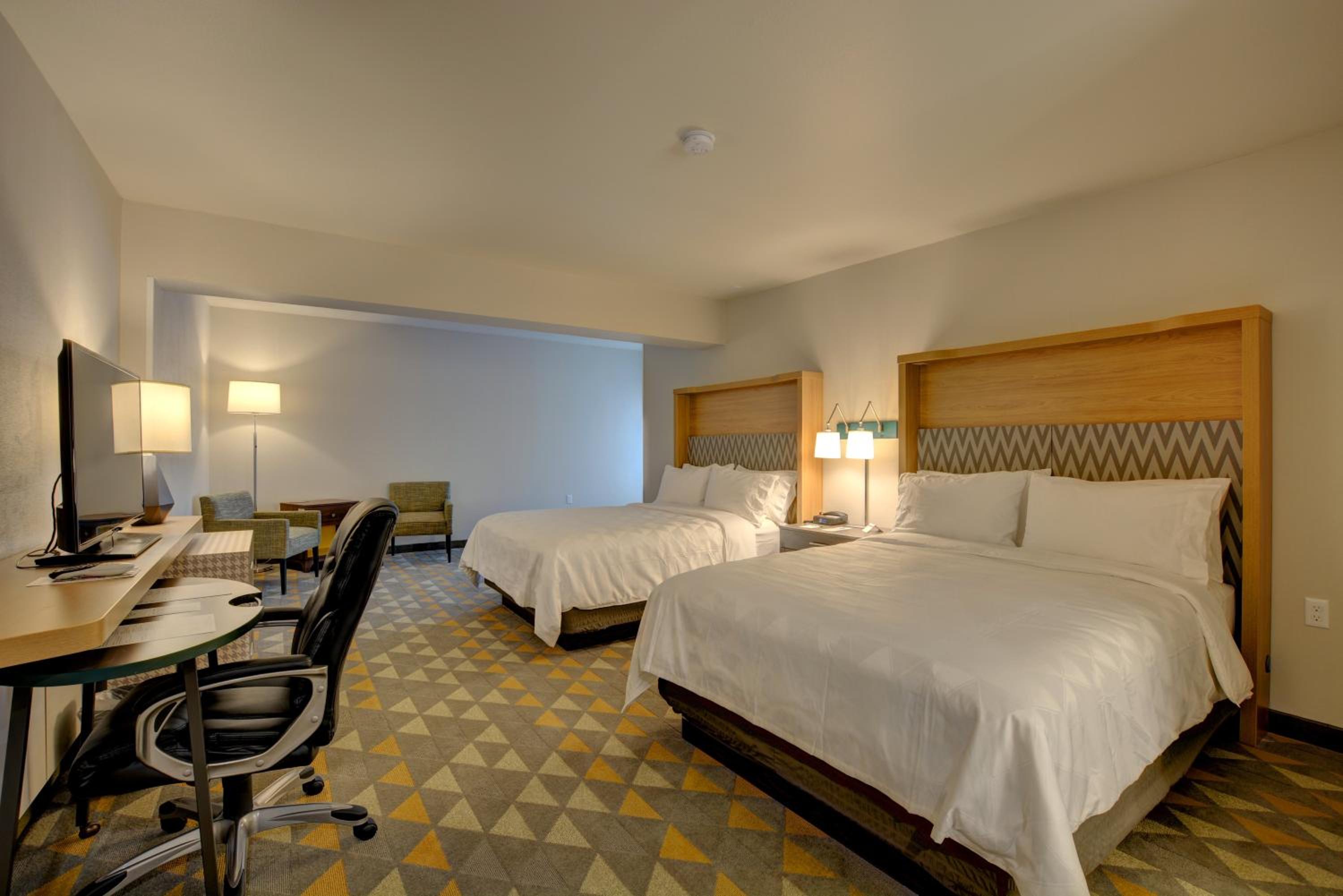 Standard Queen Room with Two Queen Beds and Roll-In Shower - Mobility Access - Photo 3