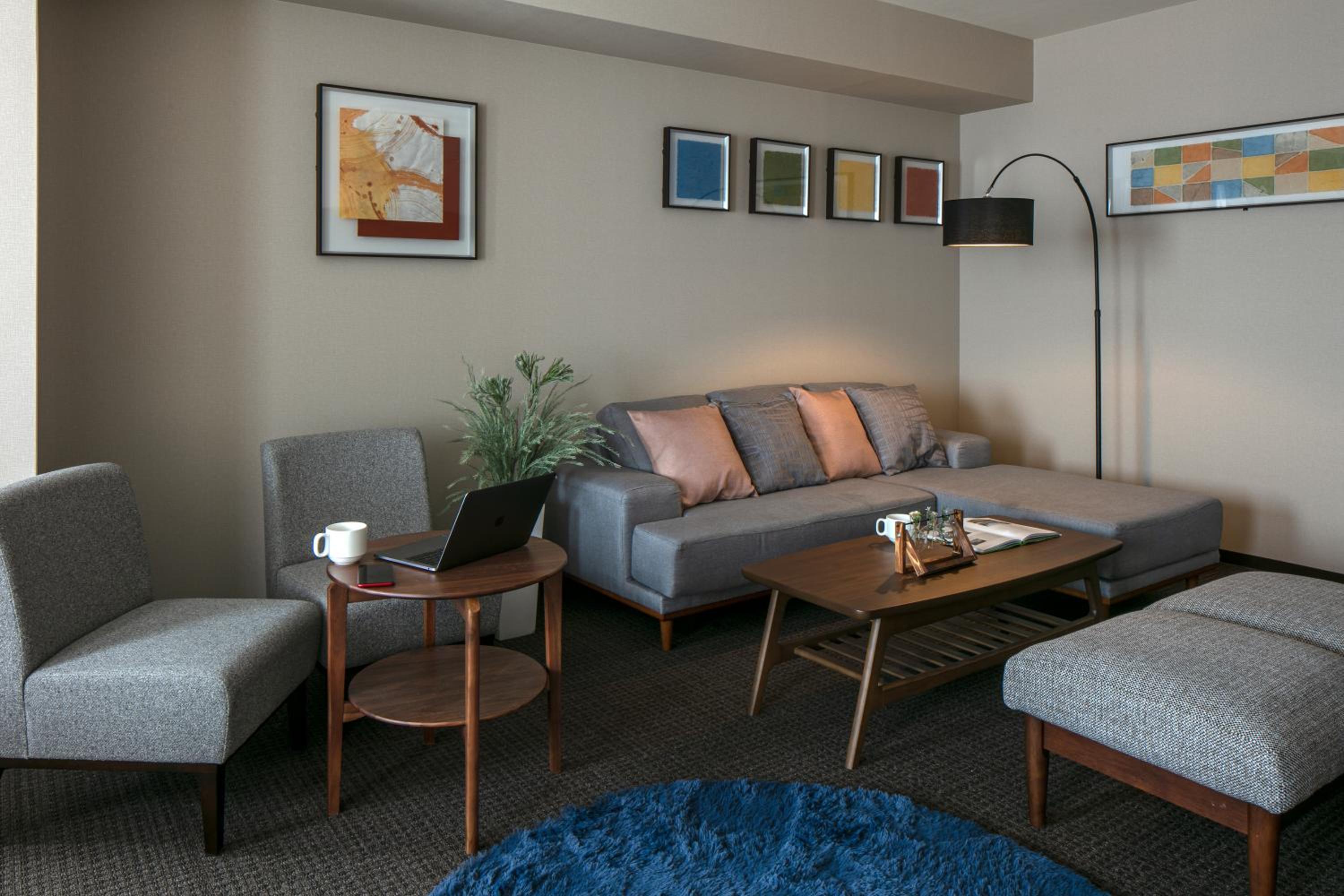 Deluxe Queen Suite - Photo 13