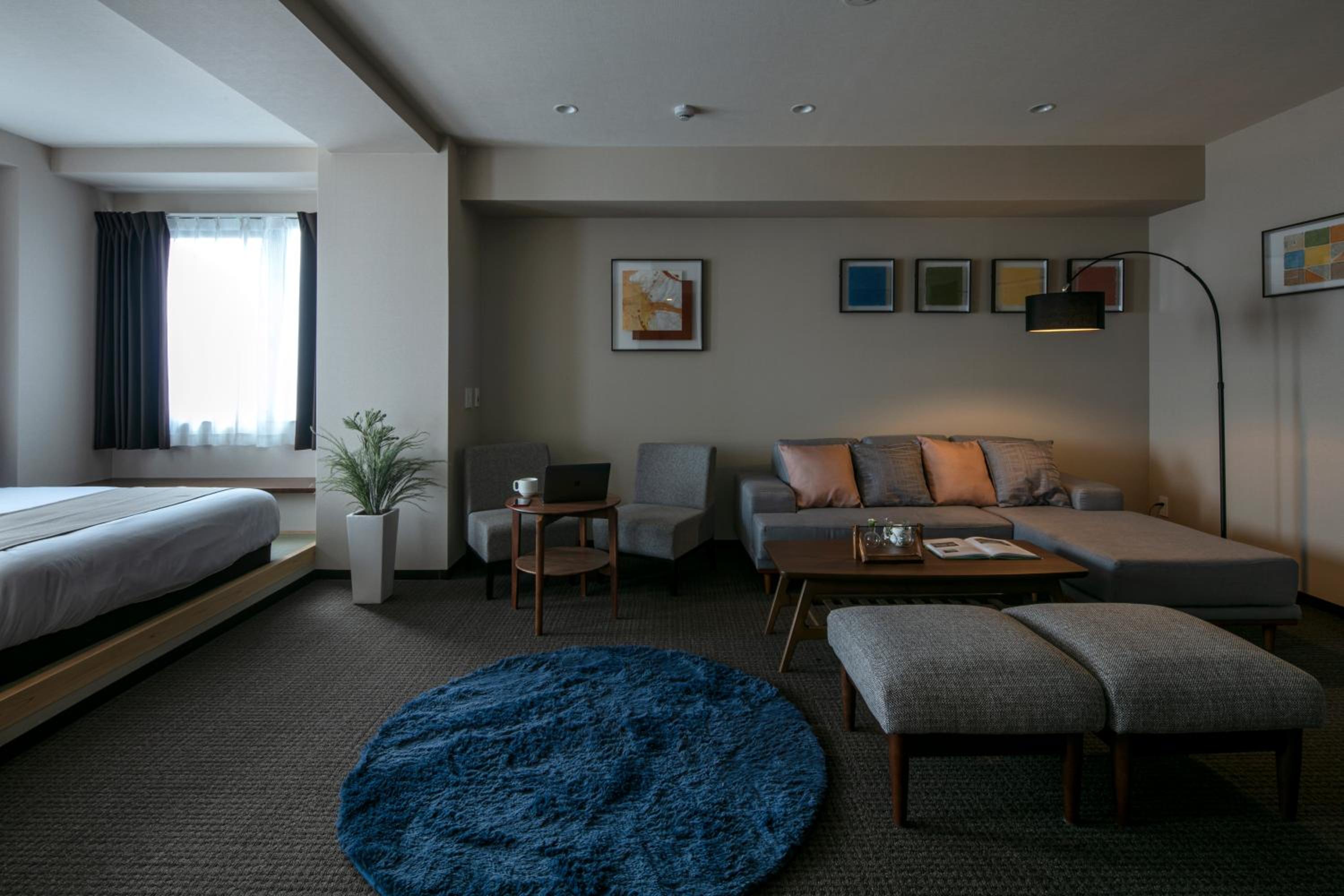 Deluxe Queen Suite - Photo 11