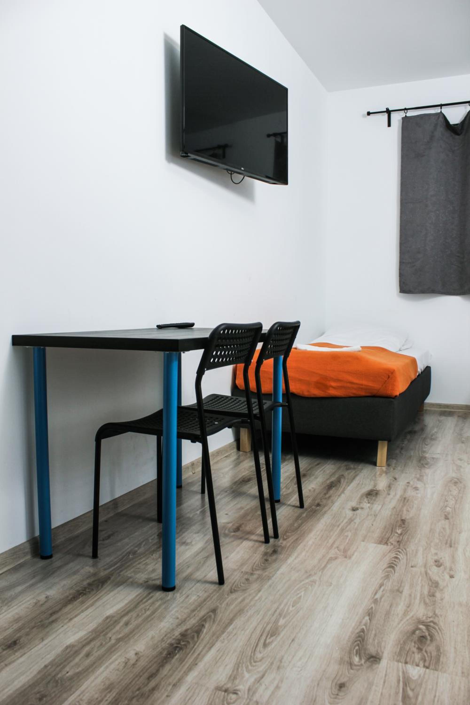 Twin Room with Bathroom - Photo 6