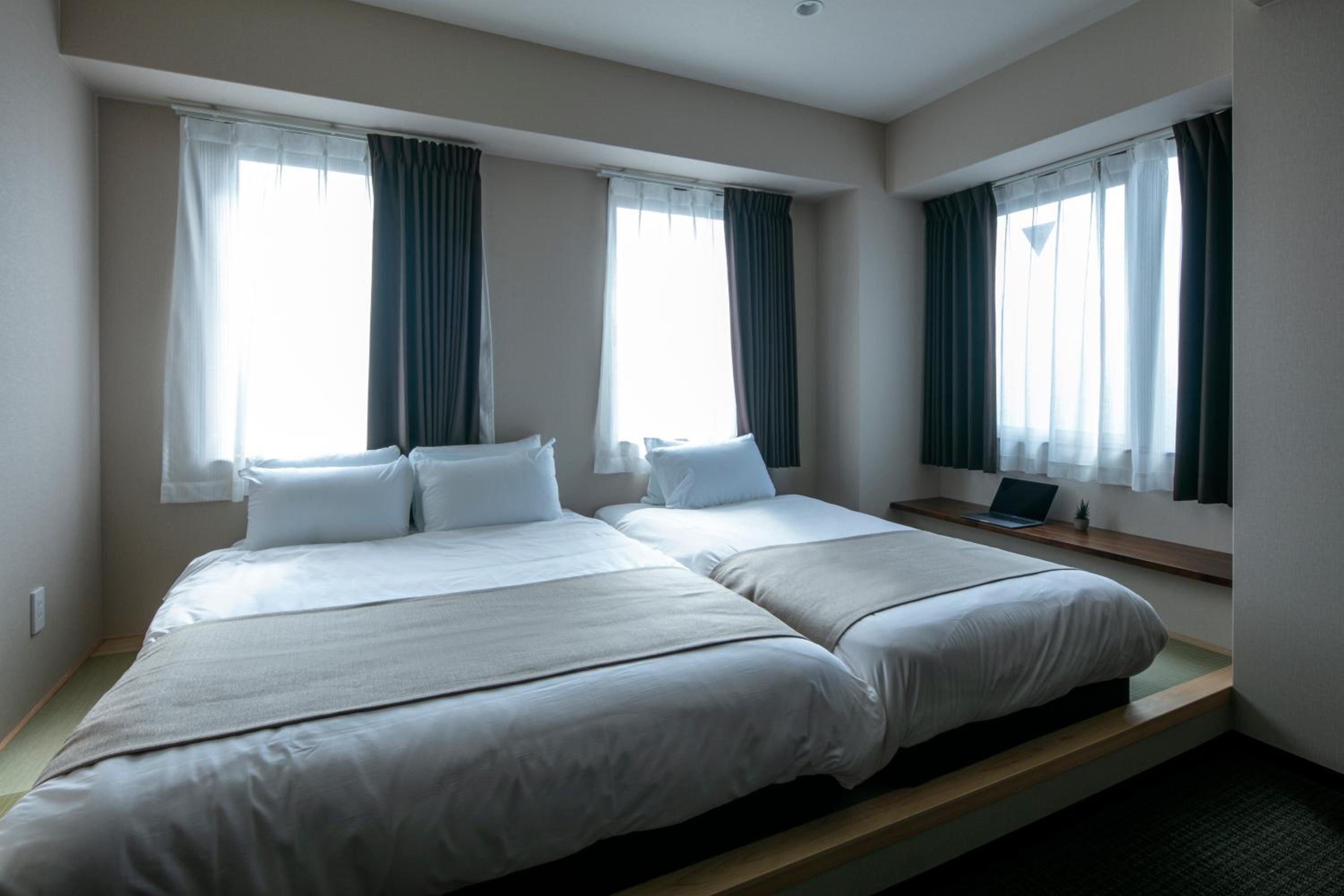 Deluxe Queen Suite - Photo 16