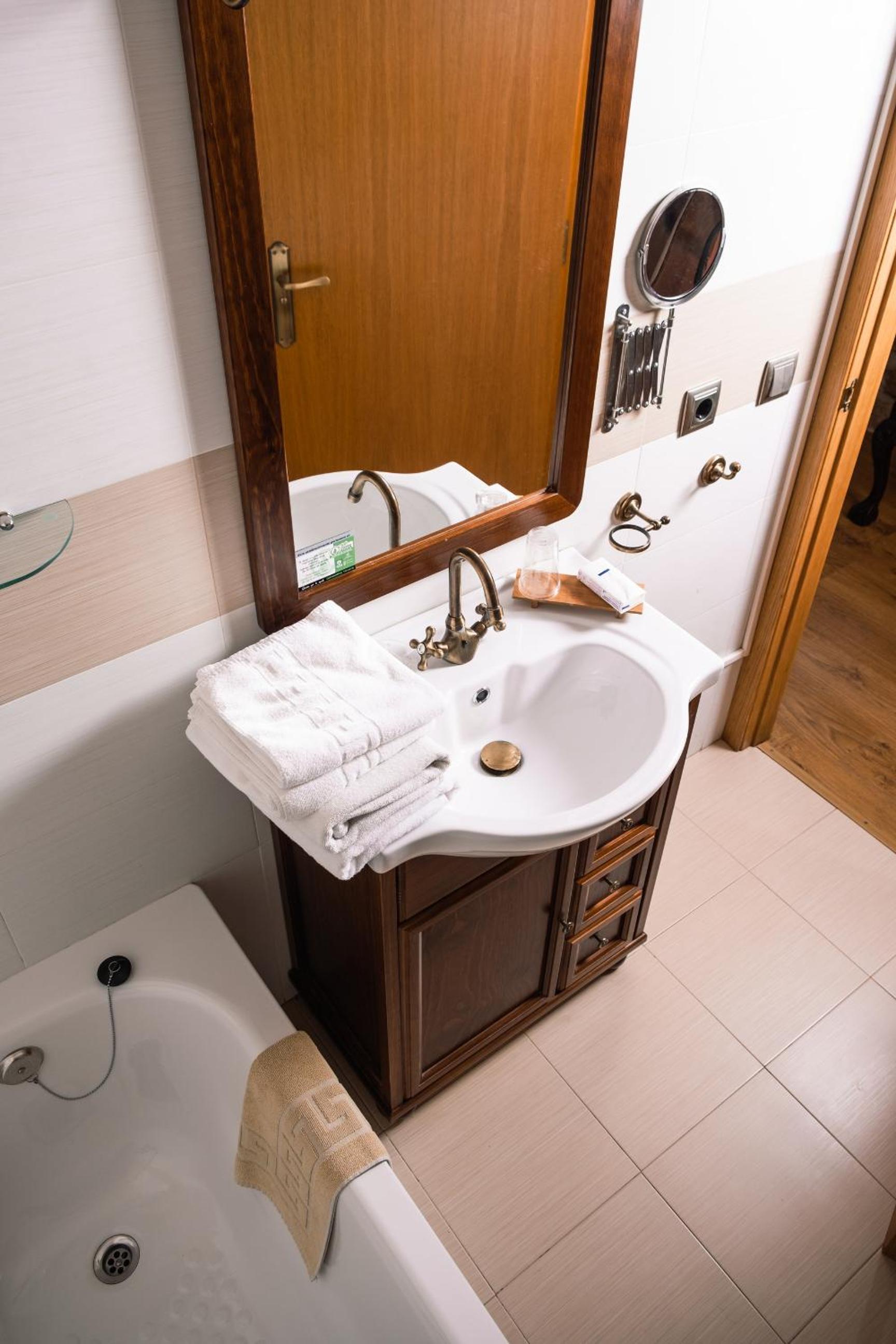 Double Room with Private Bathroom - Photo 13