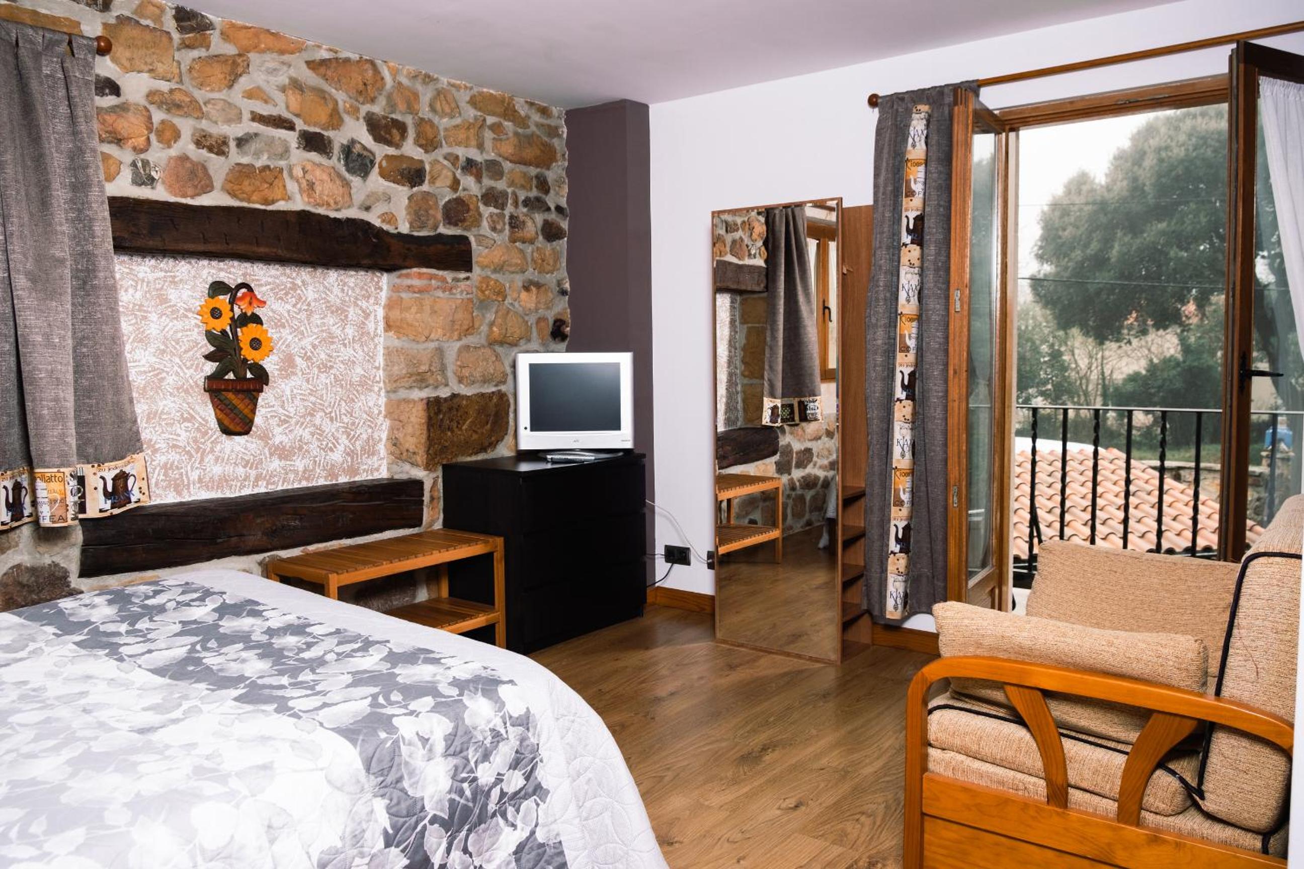 Standard Twin Room with Sofa - Photo 10