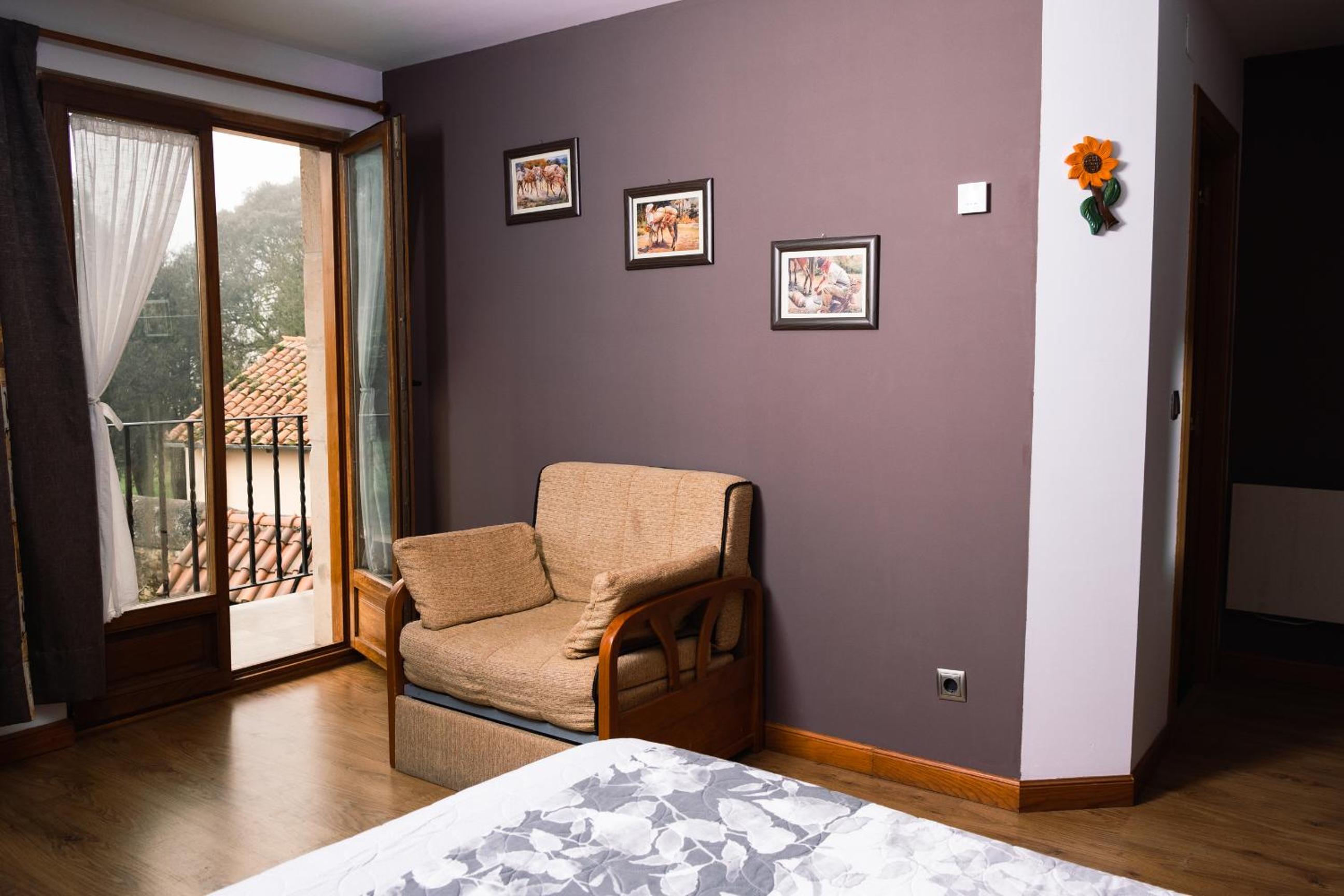 Standard Twin Room with Sofa - Photo 11