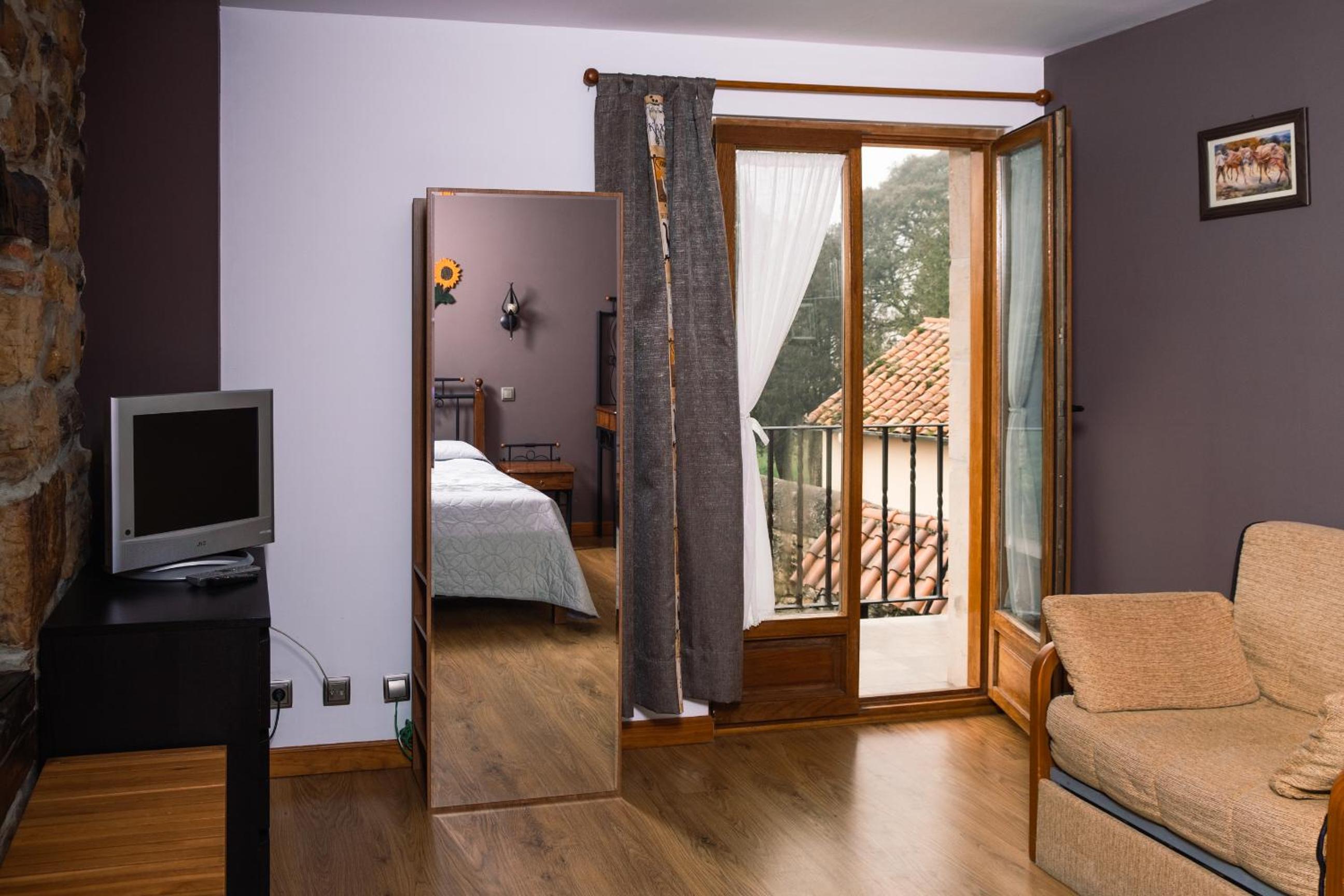 Standard Twin Room with Sofa - Photo 12