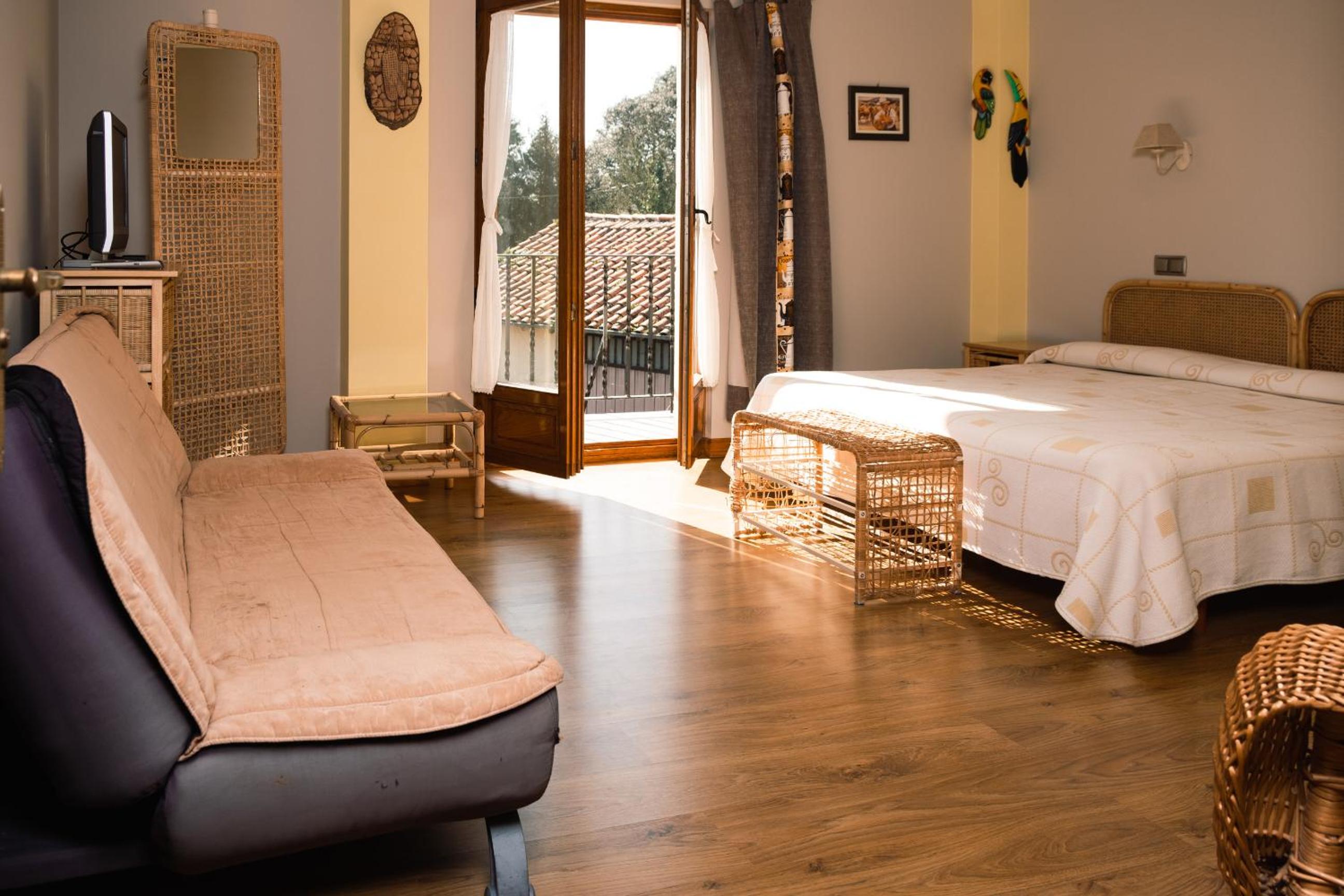 Quadruple Room with Private Bathroom - Photo 7