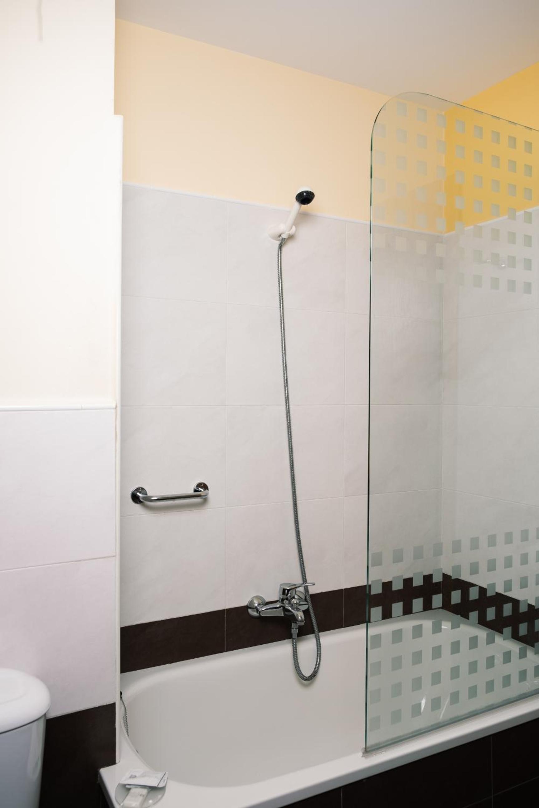 Quadruple Room with Private Bathroom - Photo 17