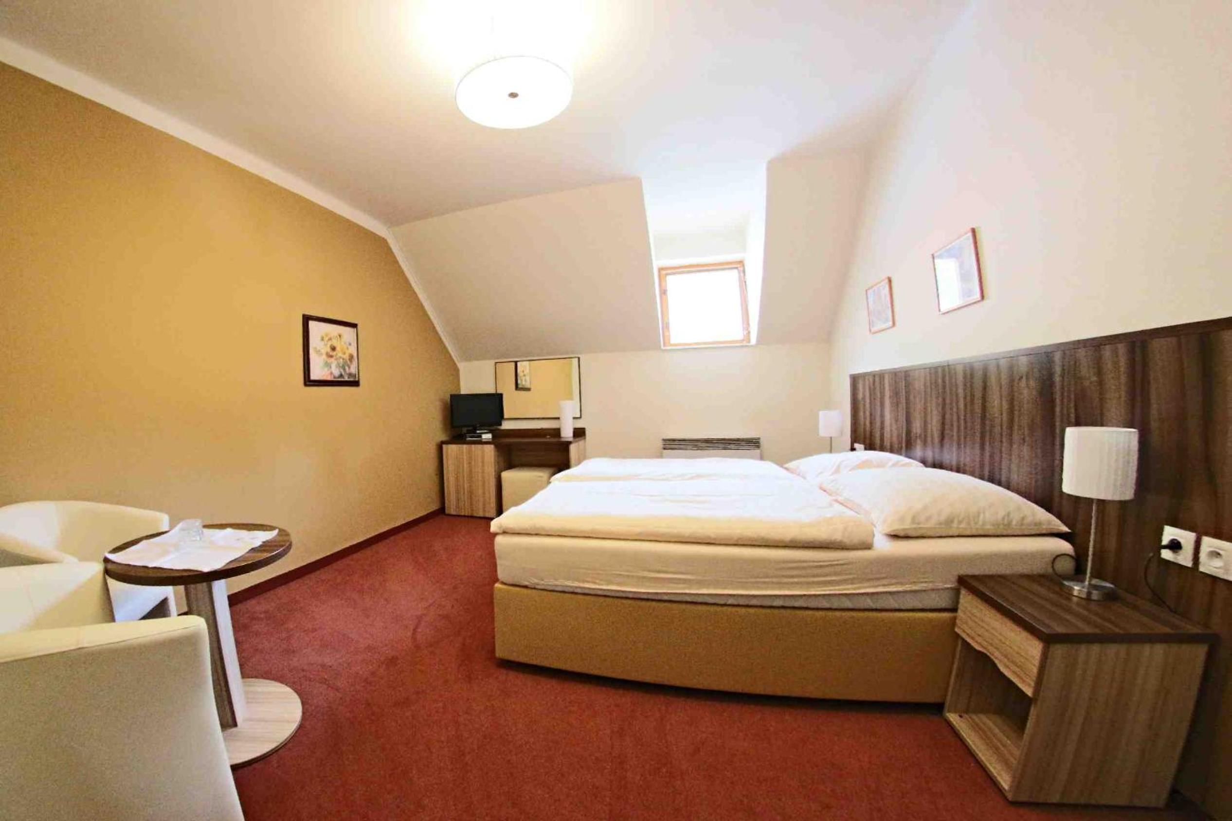 Double Room - Photo 8