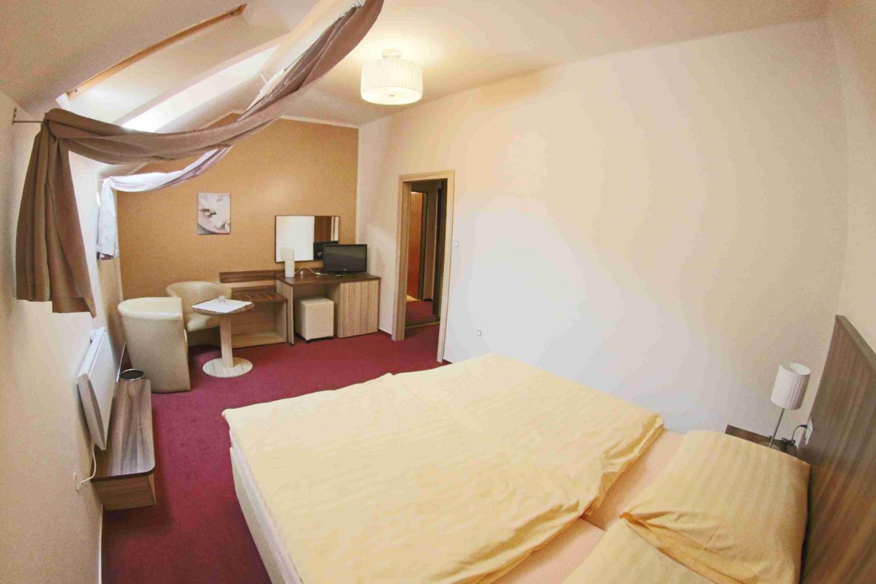 Double Room - Photo 5