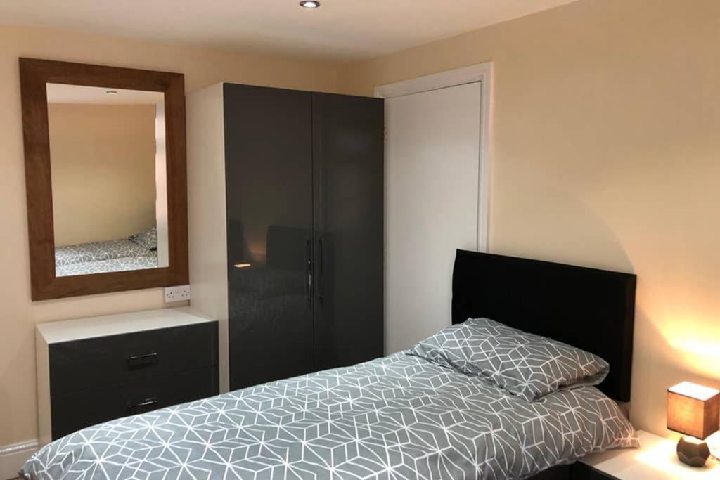 One-Bedroom Apartment - Photo 2