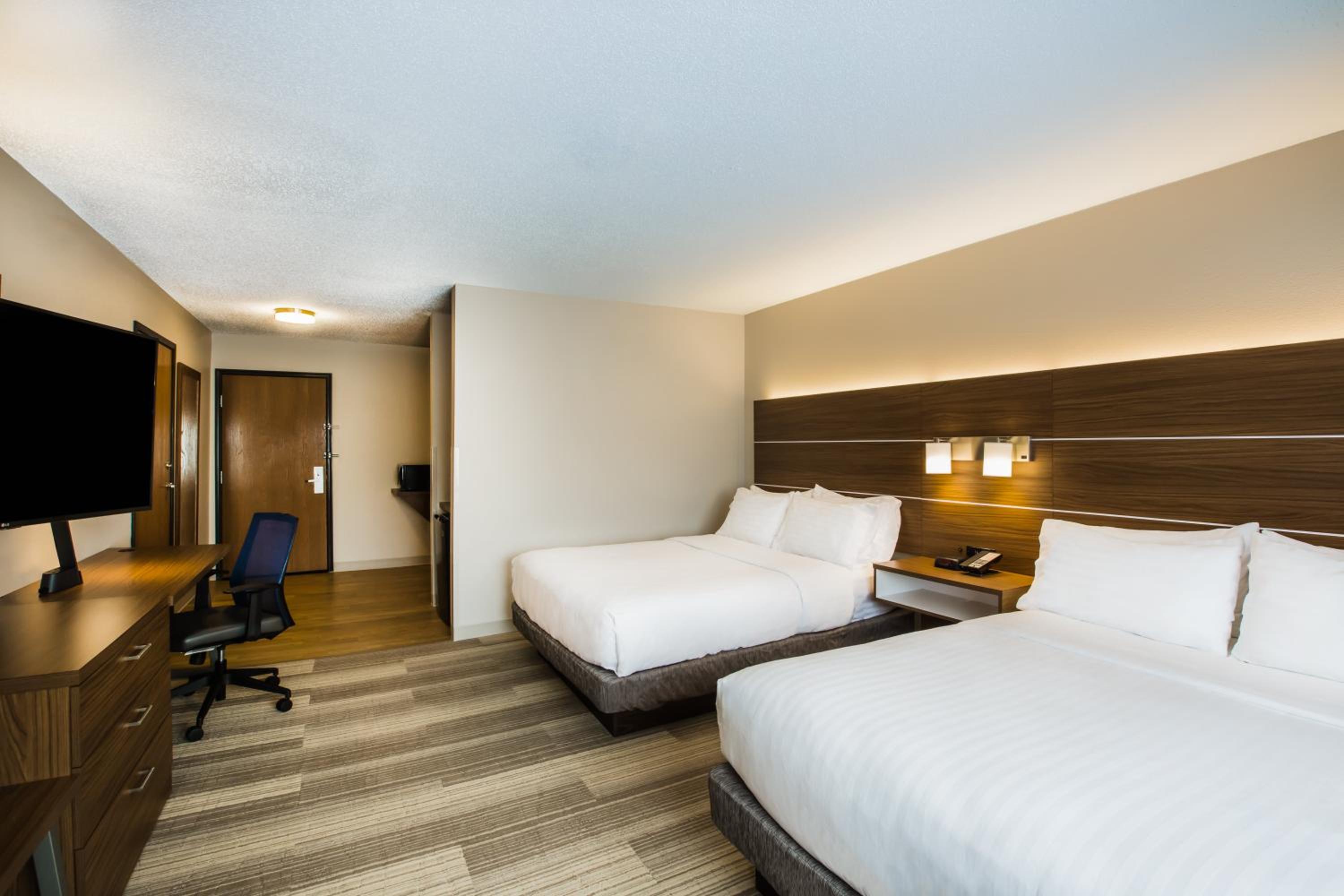 Standard Room with Two Queen Beds - Photo 2