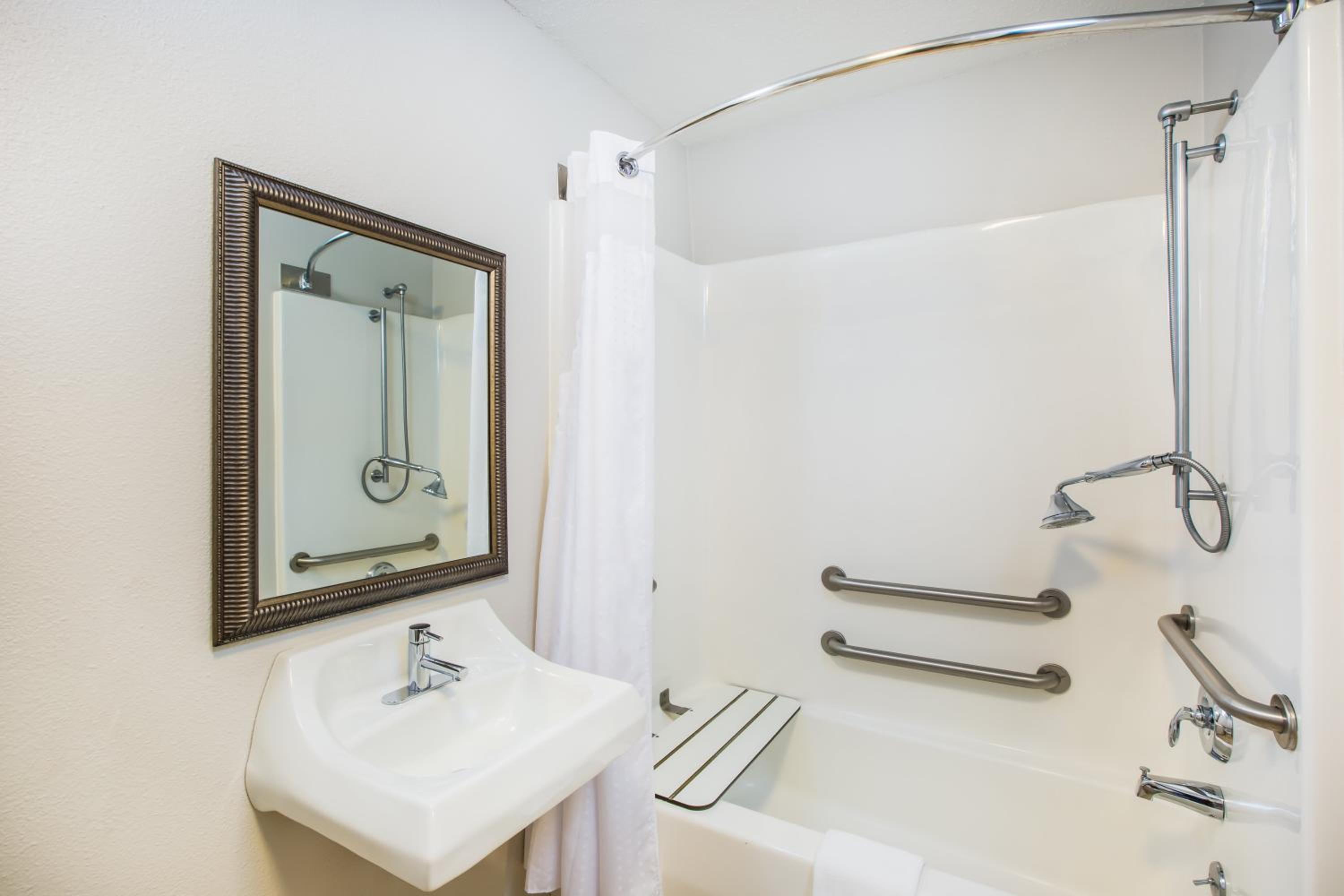 Queen Room with Two Queen Beds - Mobility Access Tub/Non-Smoking - Photo 4